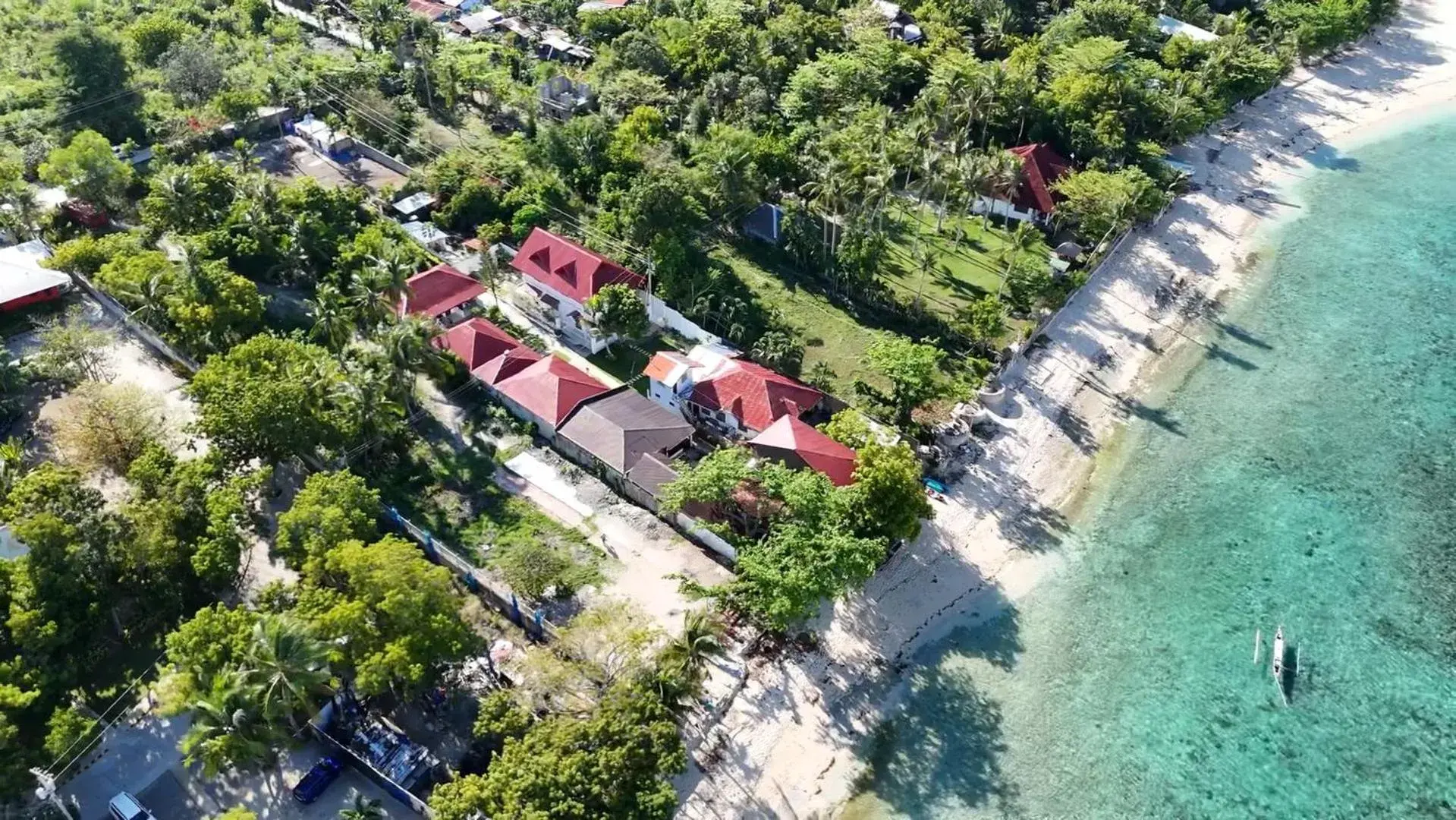 Property building in Bluewaves Resort - Basdaku by Hiverooms Property building in Bluewaves Resort - Basdaku by Hiverooms