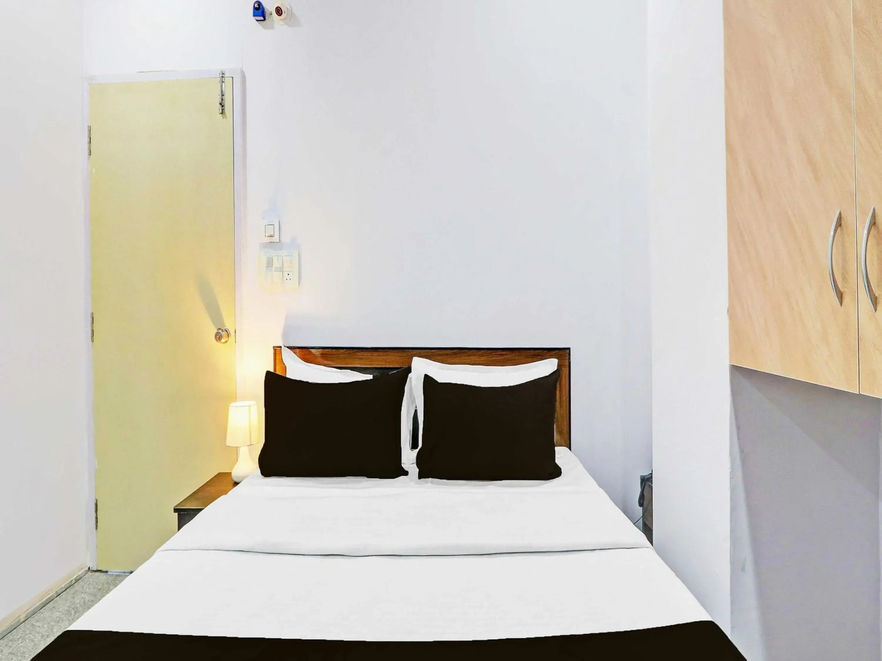 Bedroom, Bed in Super Hotel O Karmanghat Near TKR khaman Bedroom, Bed in Super Hotel O Karmanghat Near TKR khaman