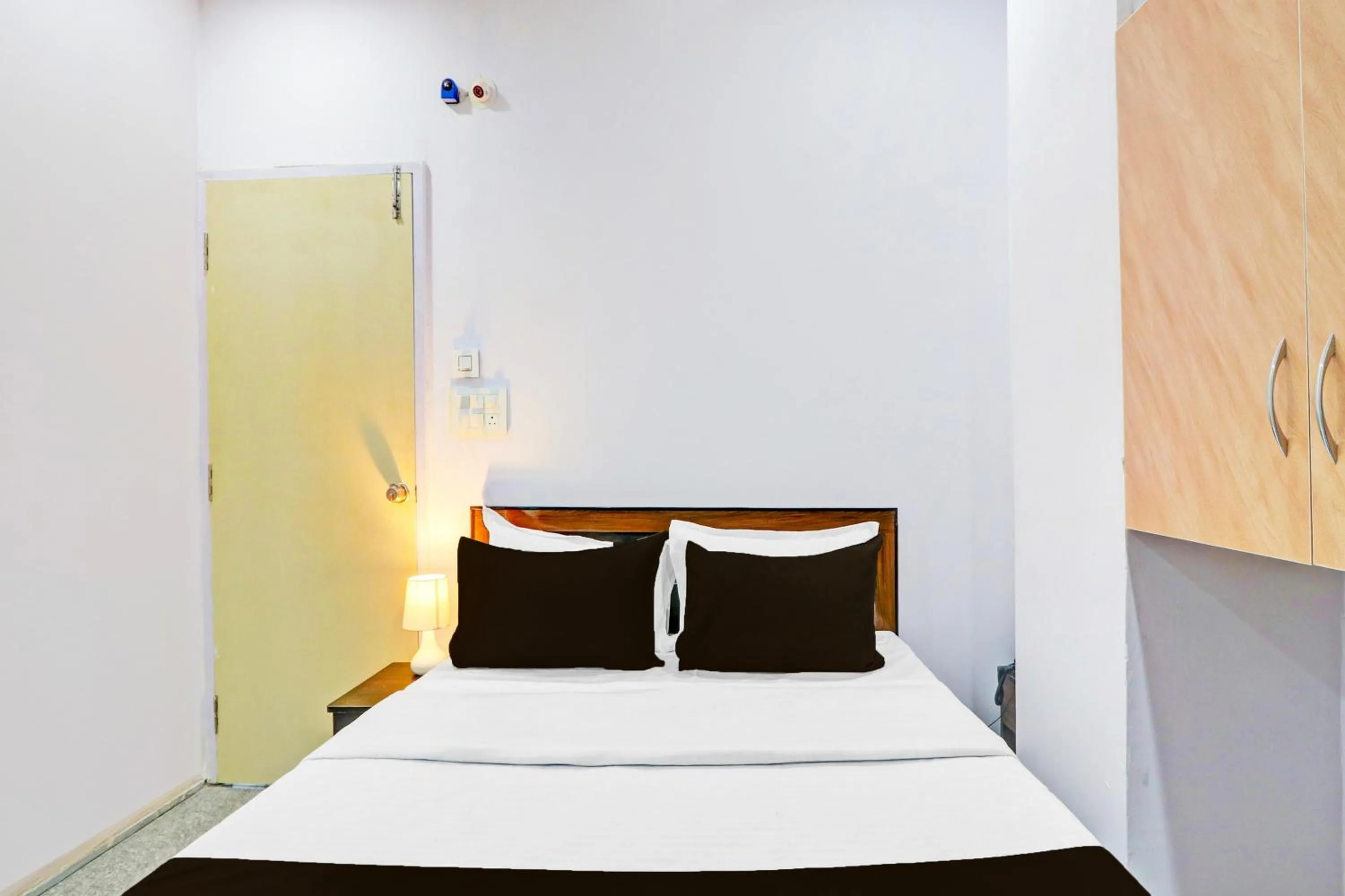 Bedroom, Bed in Super Hotel O Karmanghat Near TKR khaman