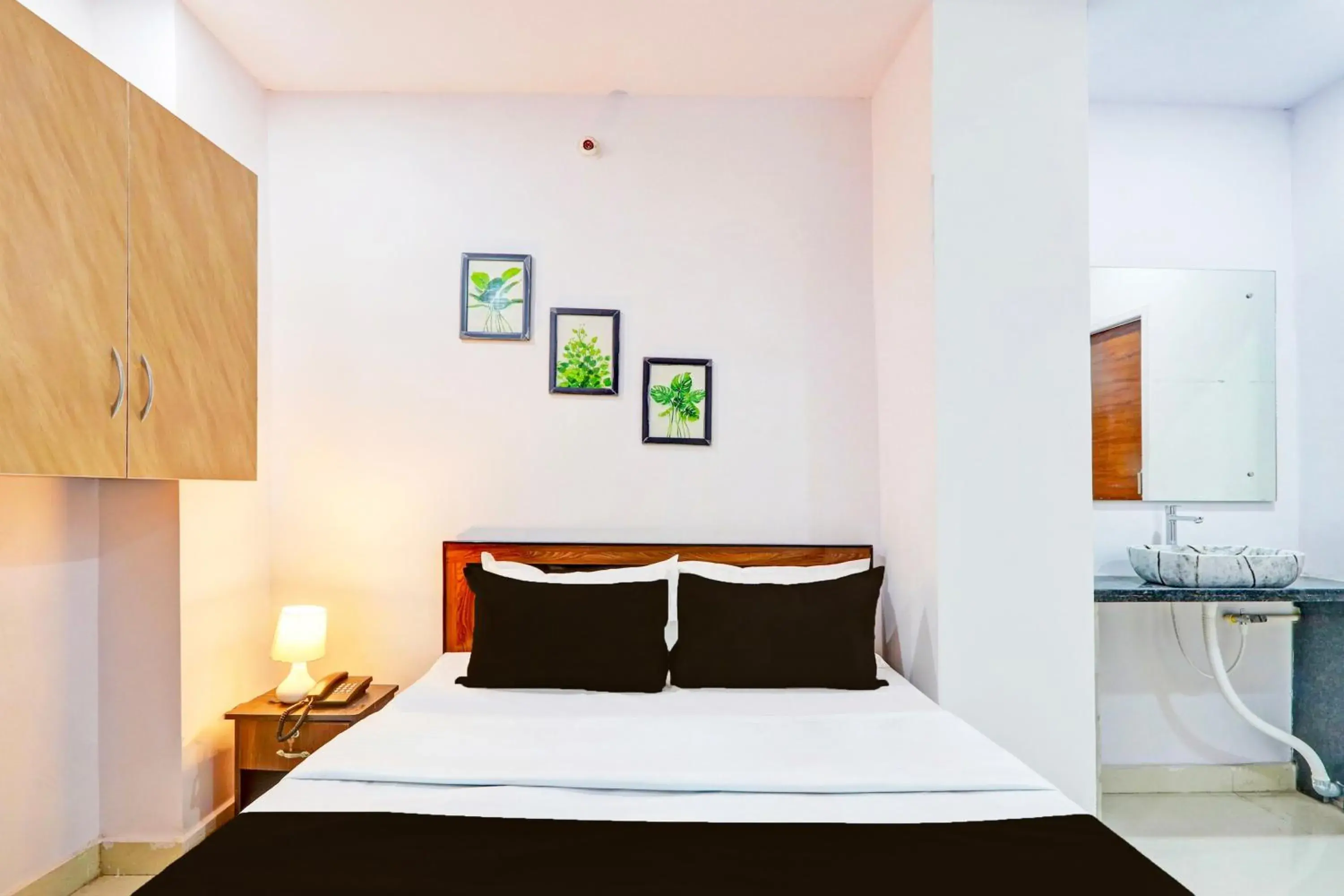 Bedroom, Bed in Super Hotel O Karmanghat Near TKR khaman Bedroom, Bed in Super Hotel O Karmanghat Near TKR khaman