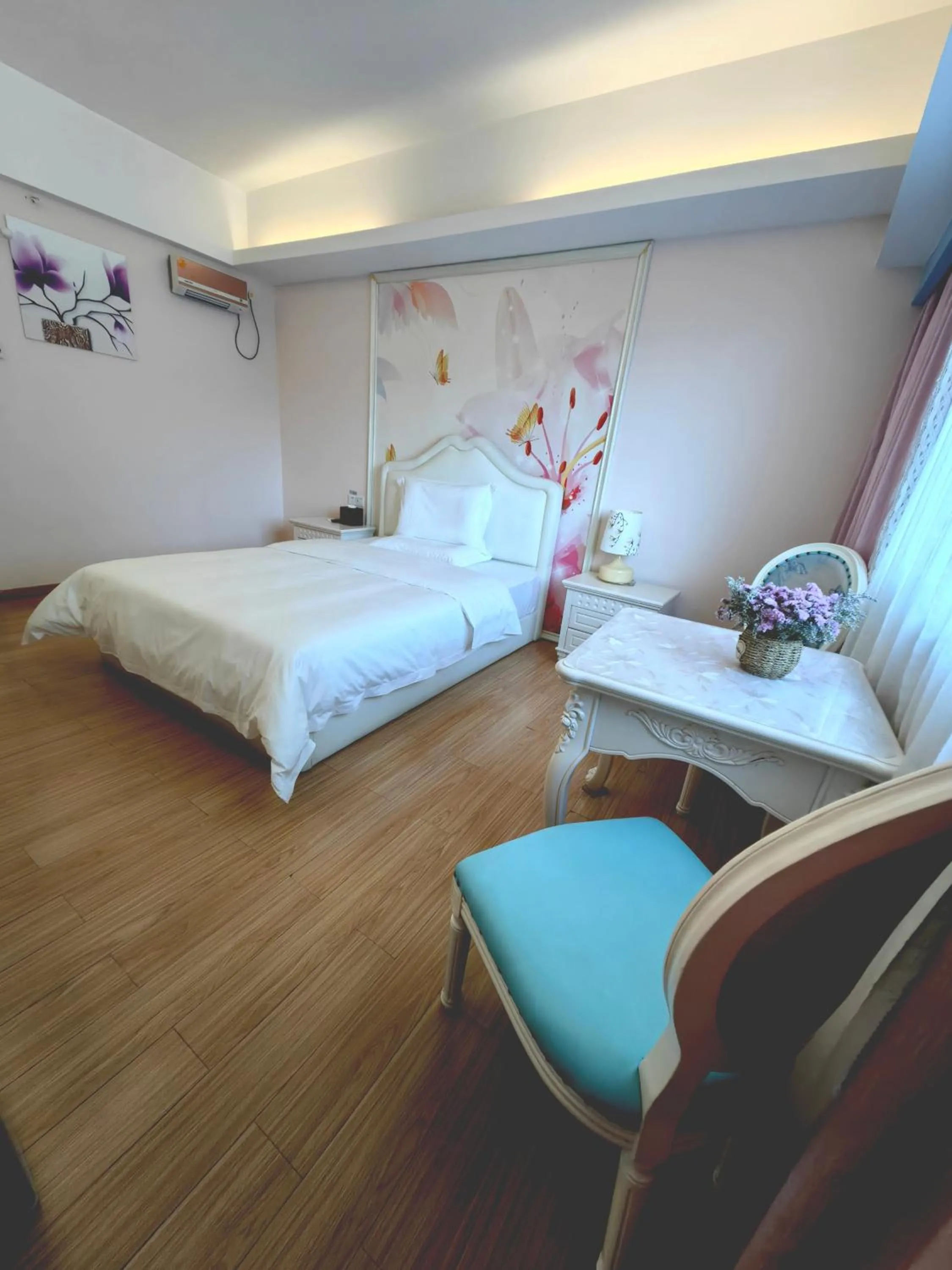 Dining area, Bed in Mihua International Apartment