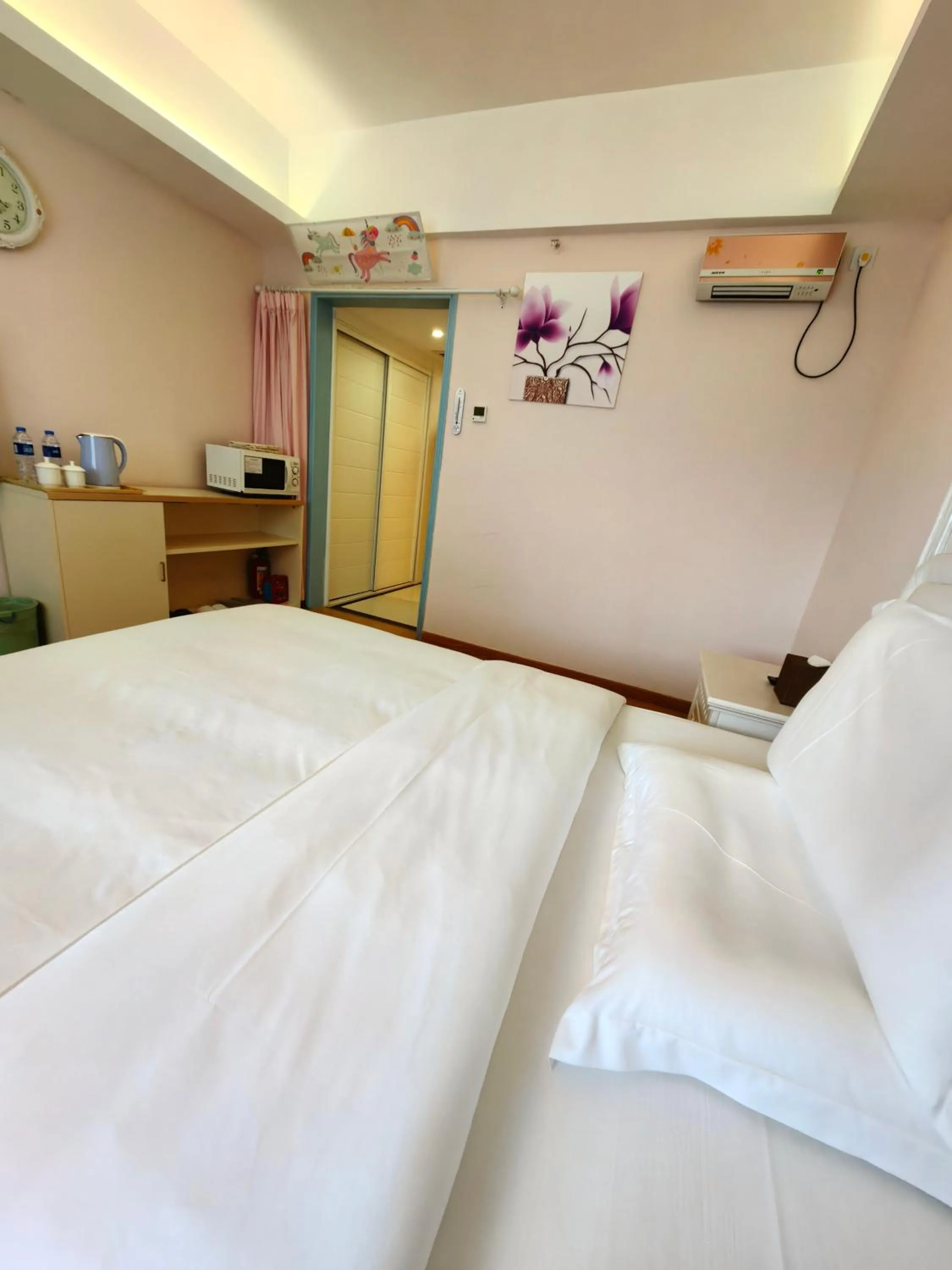 Bedroom, Bed in Mihua International Apartment