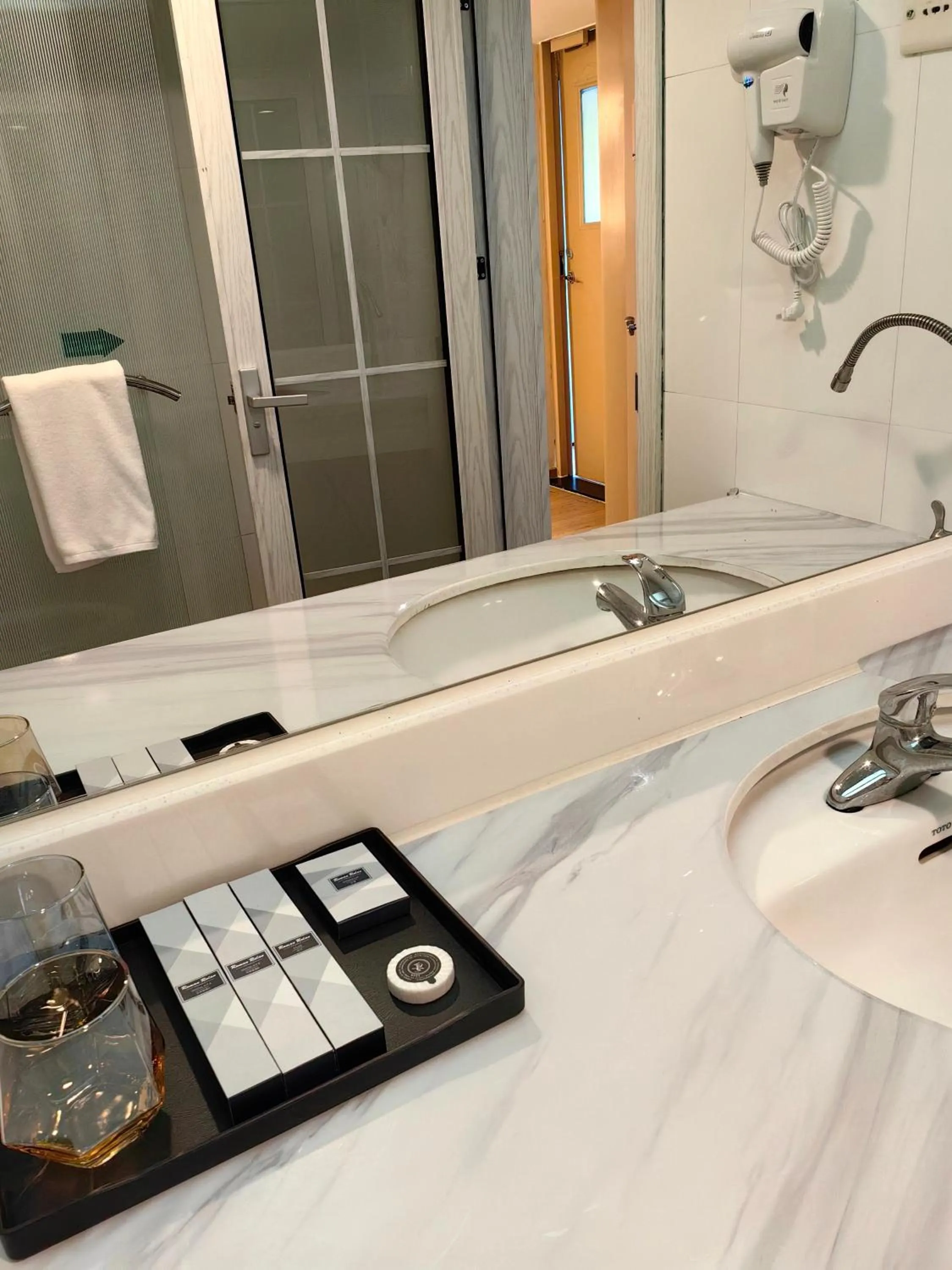 Shower in Mihua International Apartment