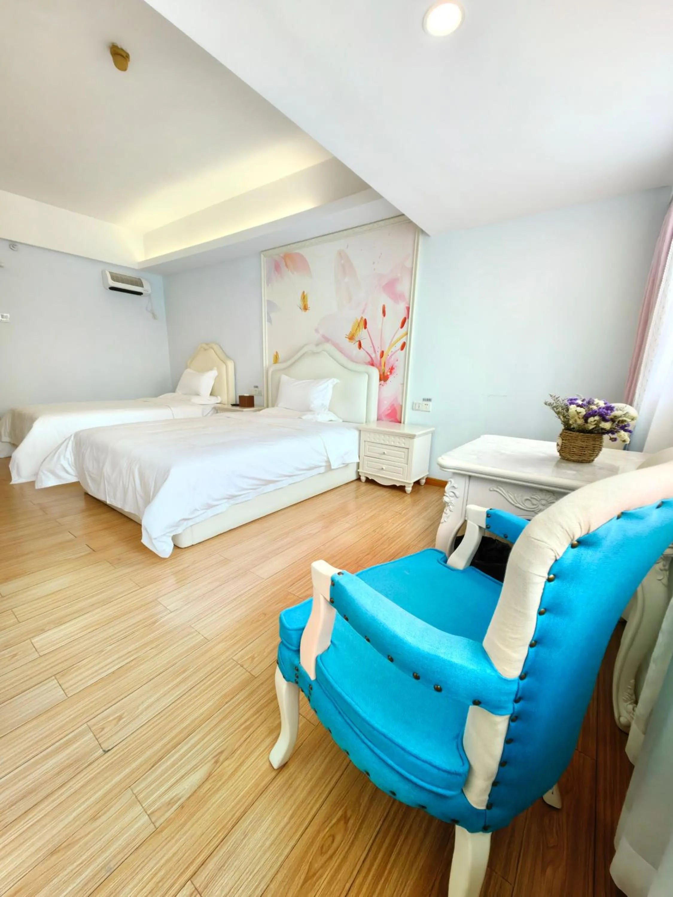 Dining area, Bed in Mihua International Apartment