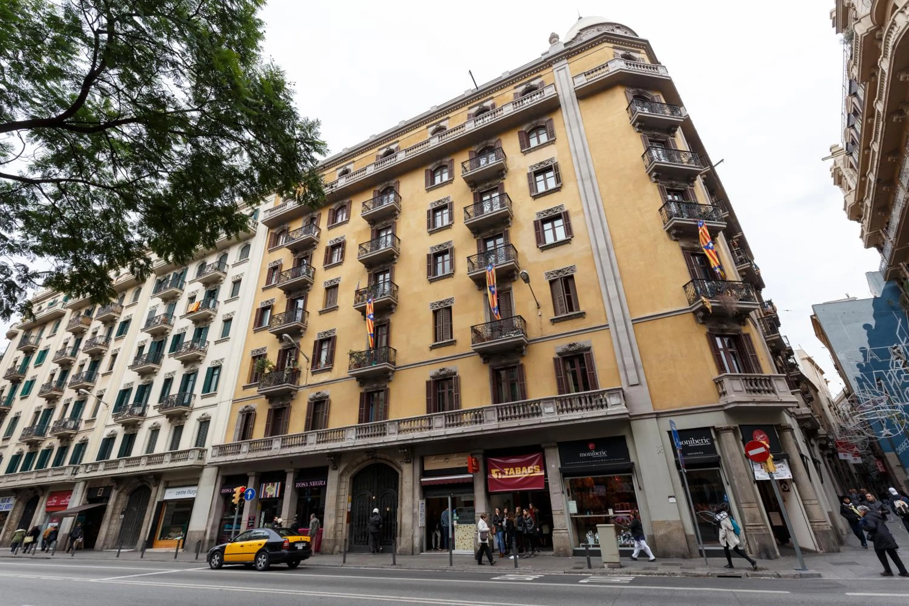 Facade/entrance in AinB B&B Born-Via Laietana