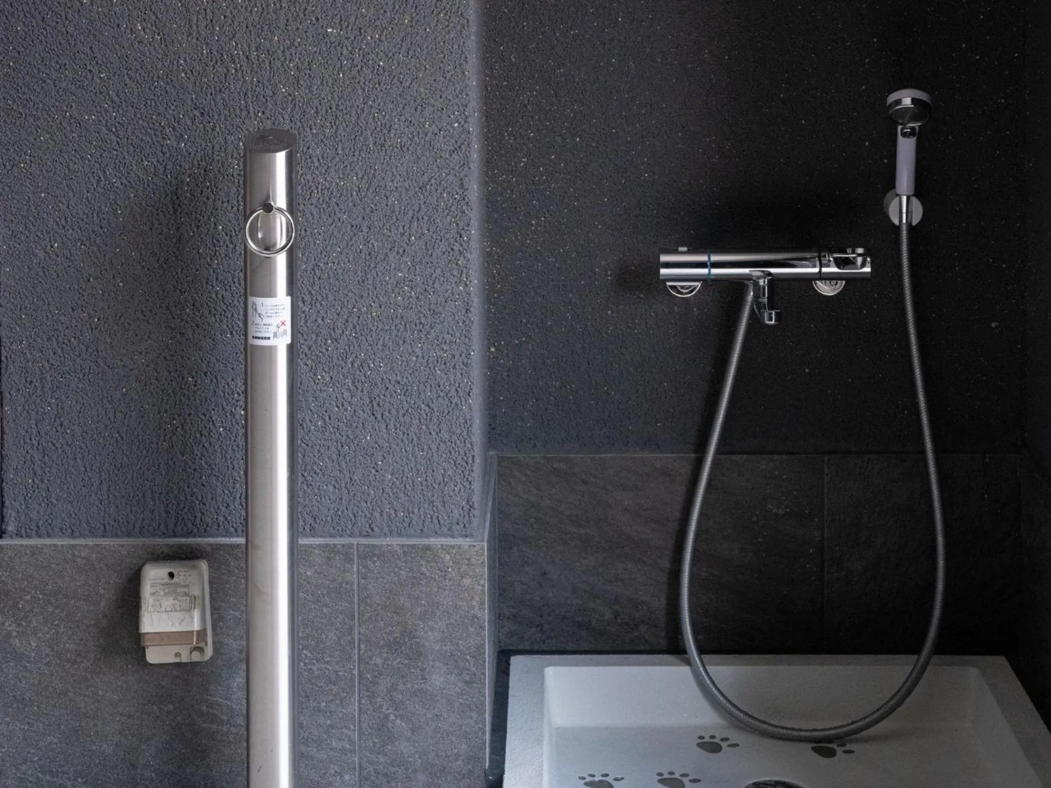 Shower in hotel anddoggy Kyoto Nijo