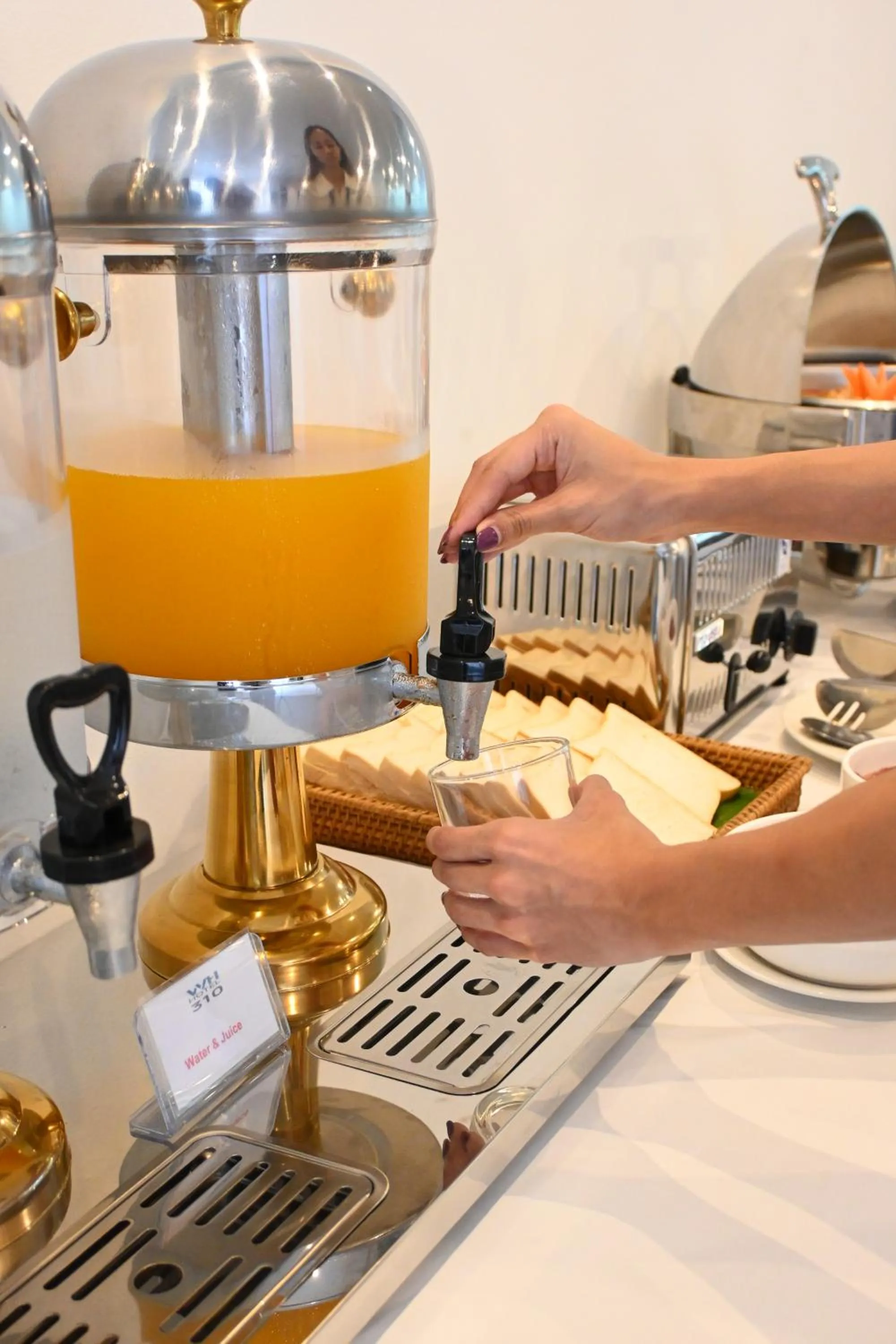 Restaurant/places to eat in WH Hotel 310