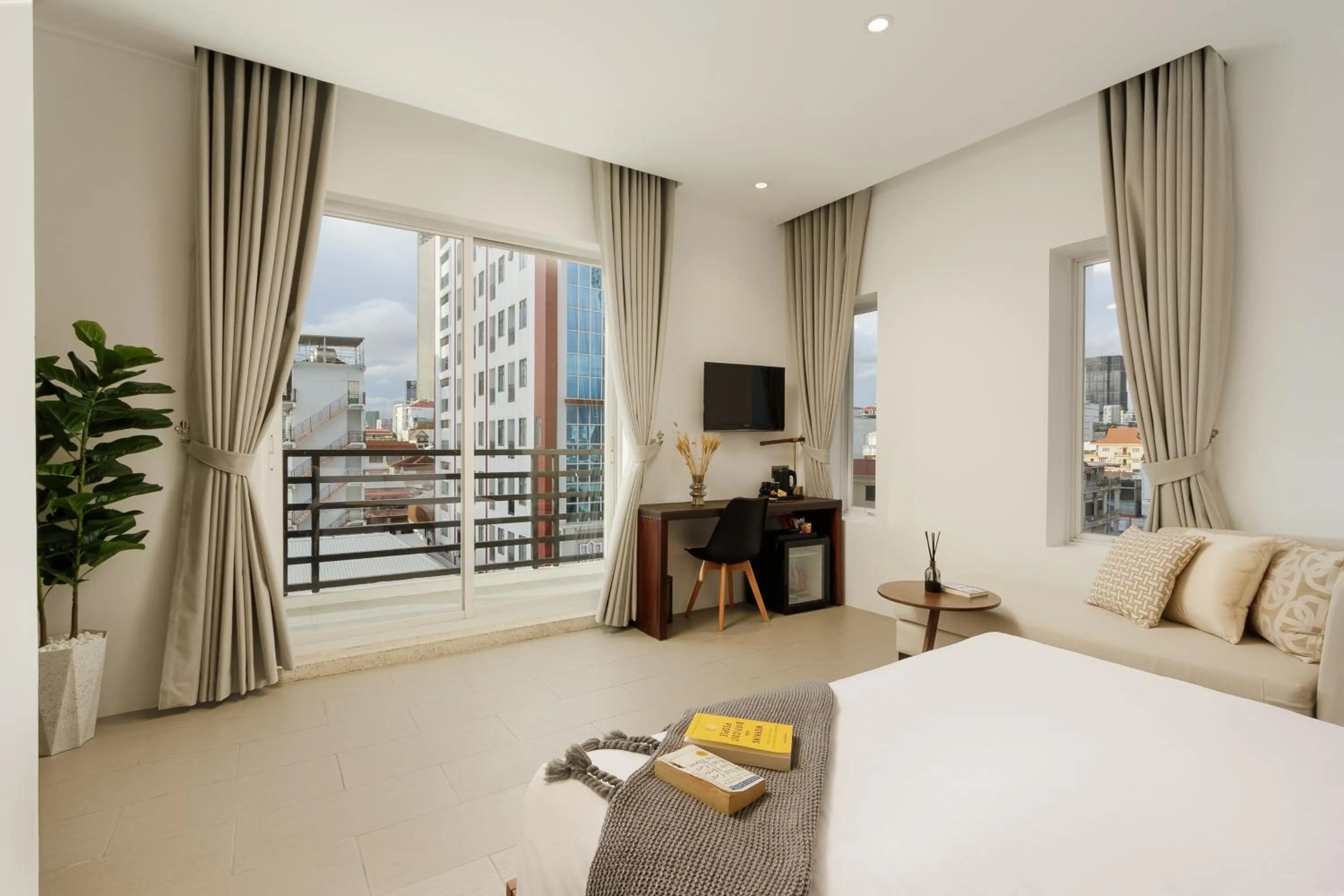 Communal lounge/ TV room, Bed in WH Hotel 310