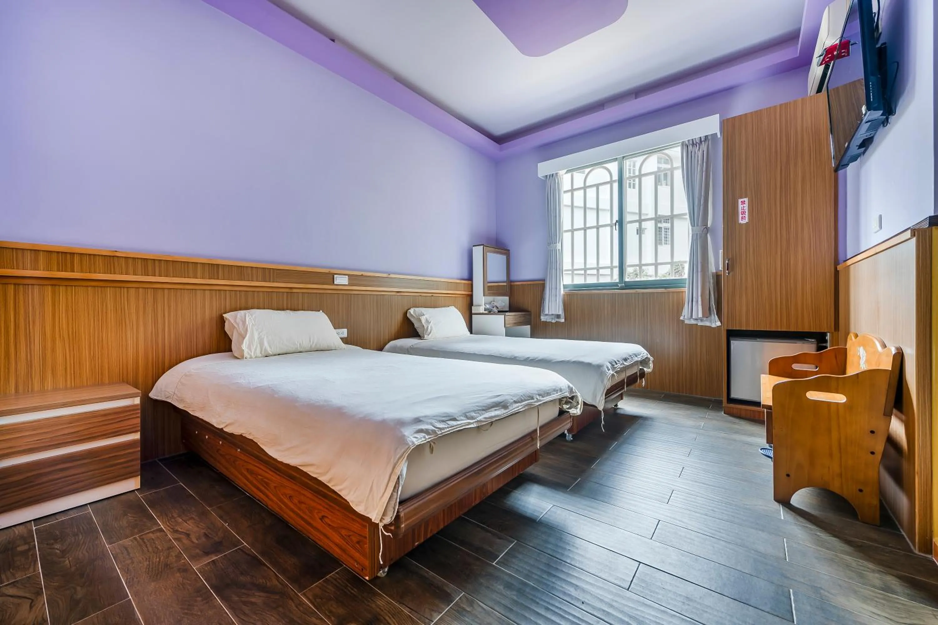 Photo of the whole room, Bed in Green House