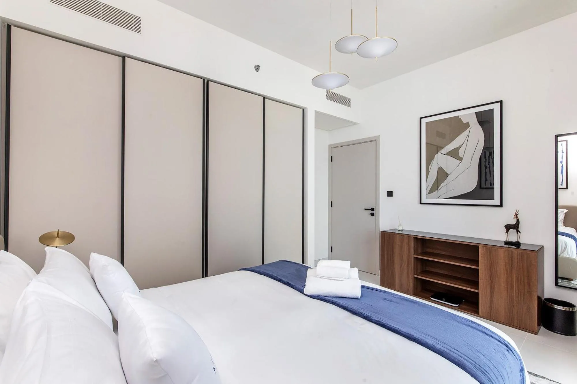 Bed in Chic Apartments in Marina Vista Emaar Beachfront