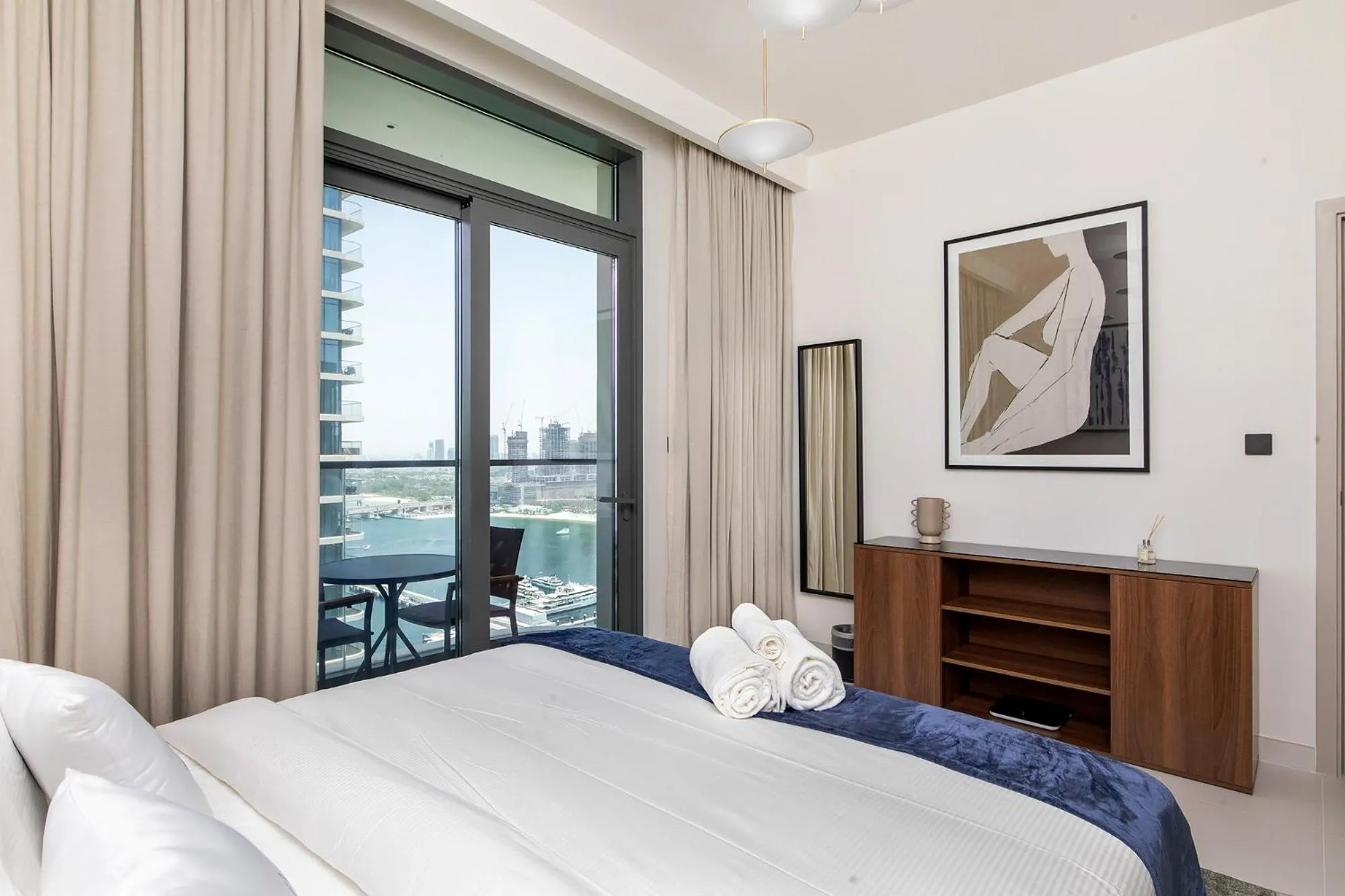 Bed in Chic Apartments in Marina Vista Emaar Beachfront