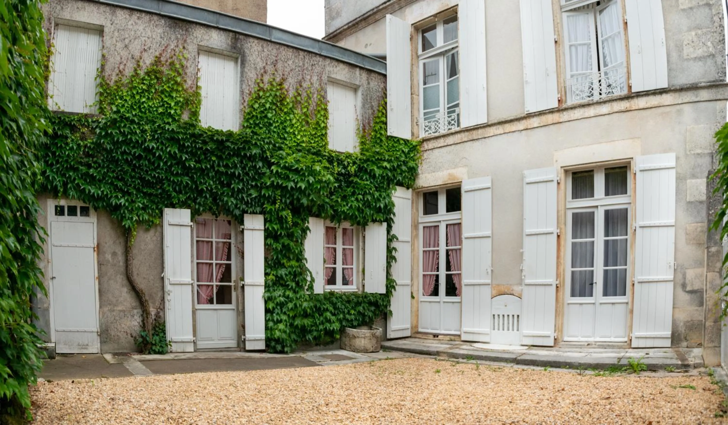 Property building in Le25 Parahotellerie