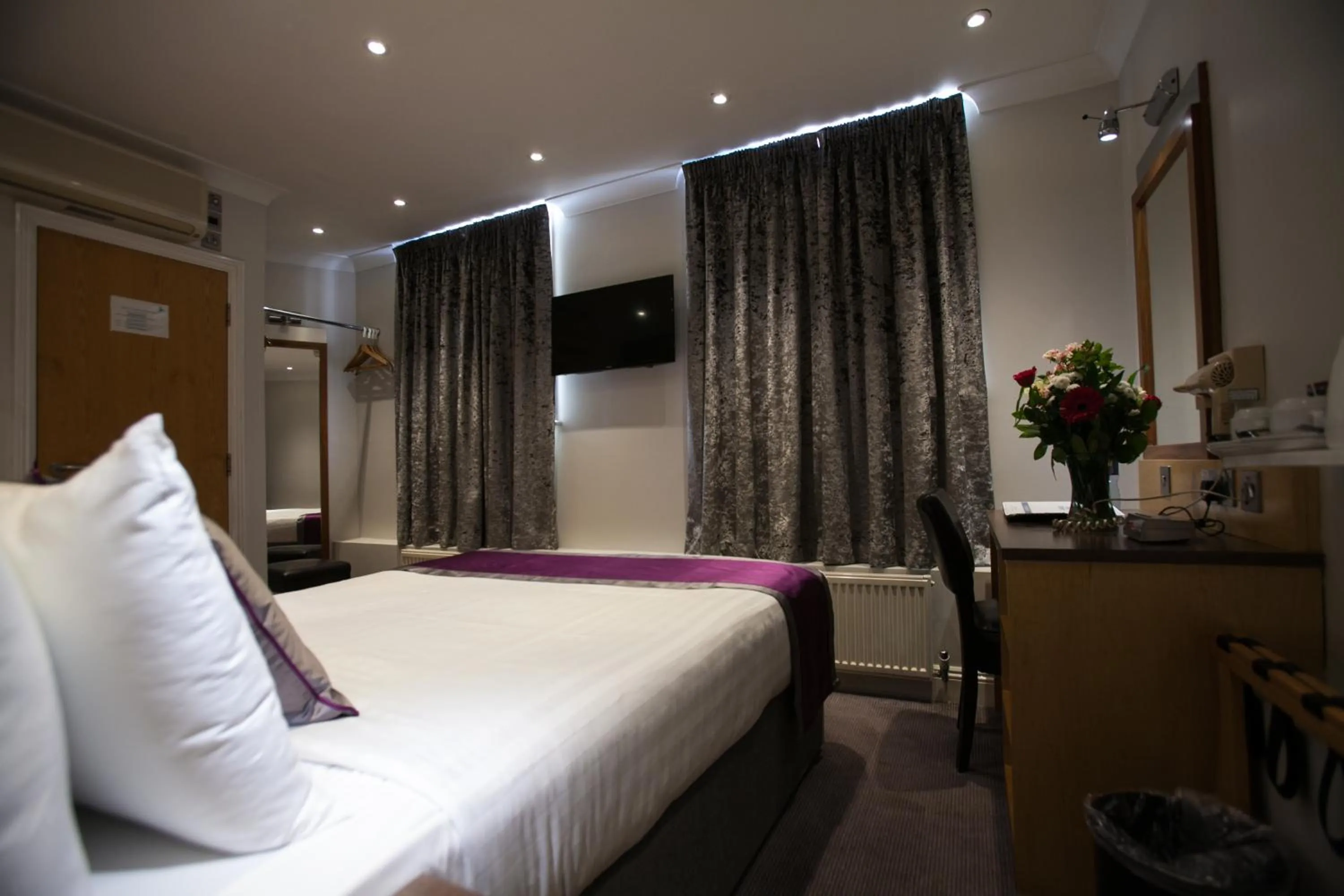 Bed in Best Western Victoria Palace