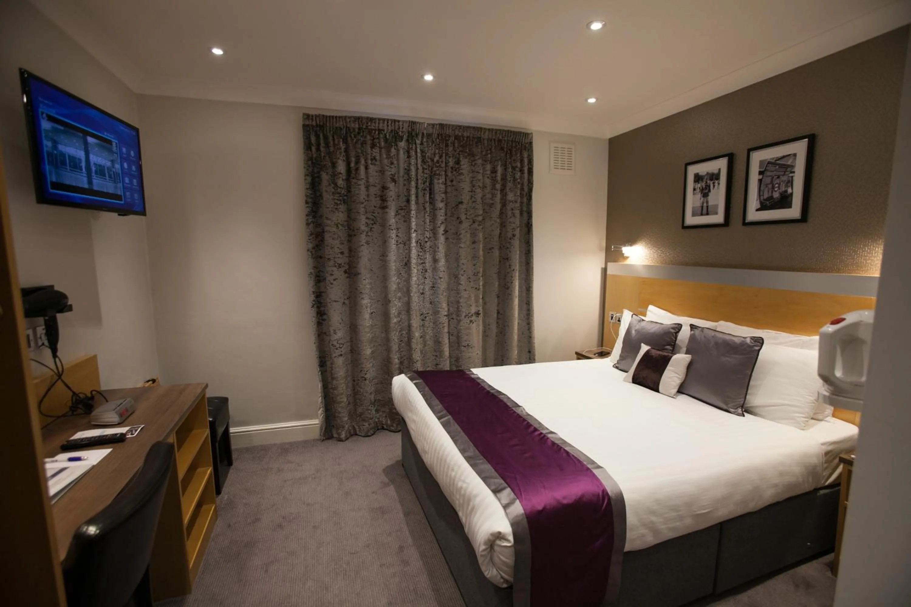 Bed in Best Western Victoria Palace