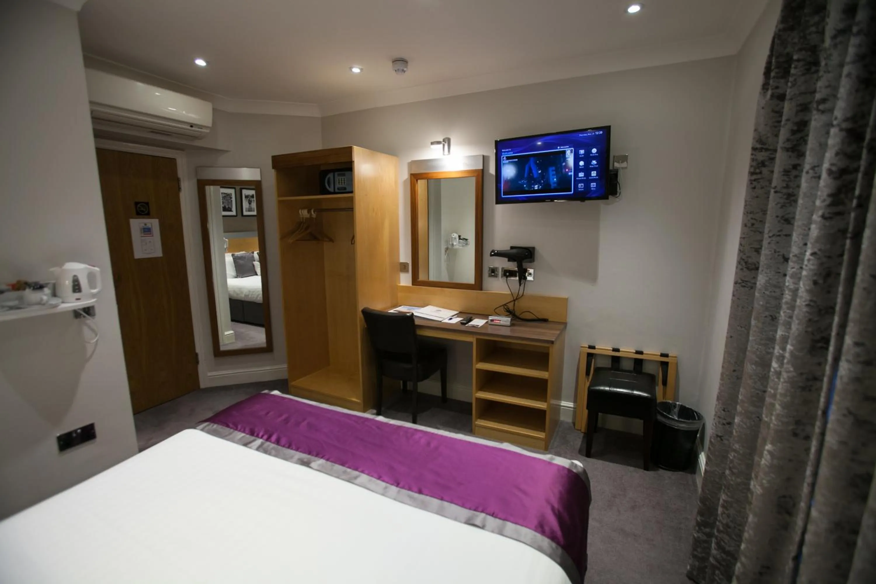 Bed in Best Western Victoria Palace