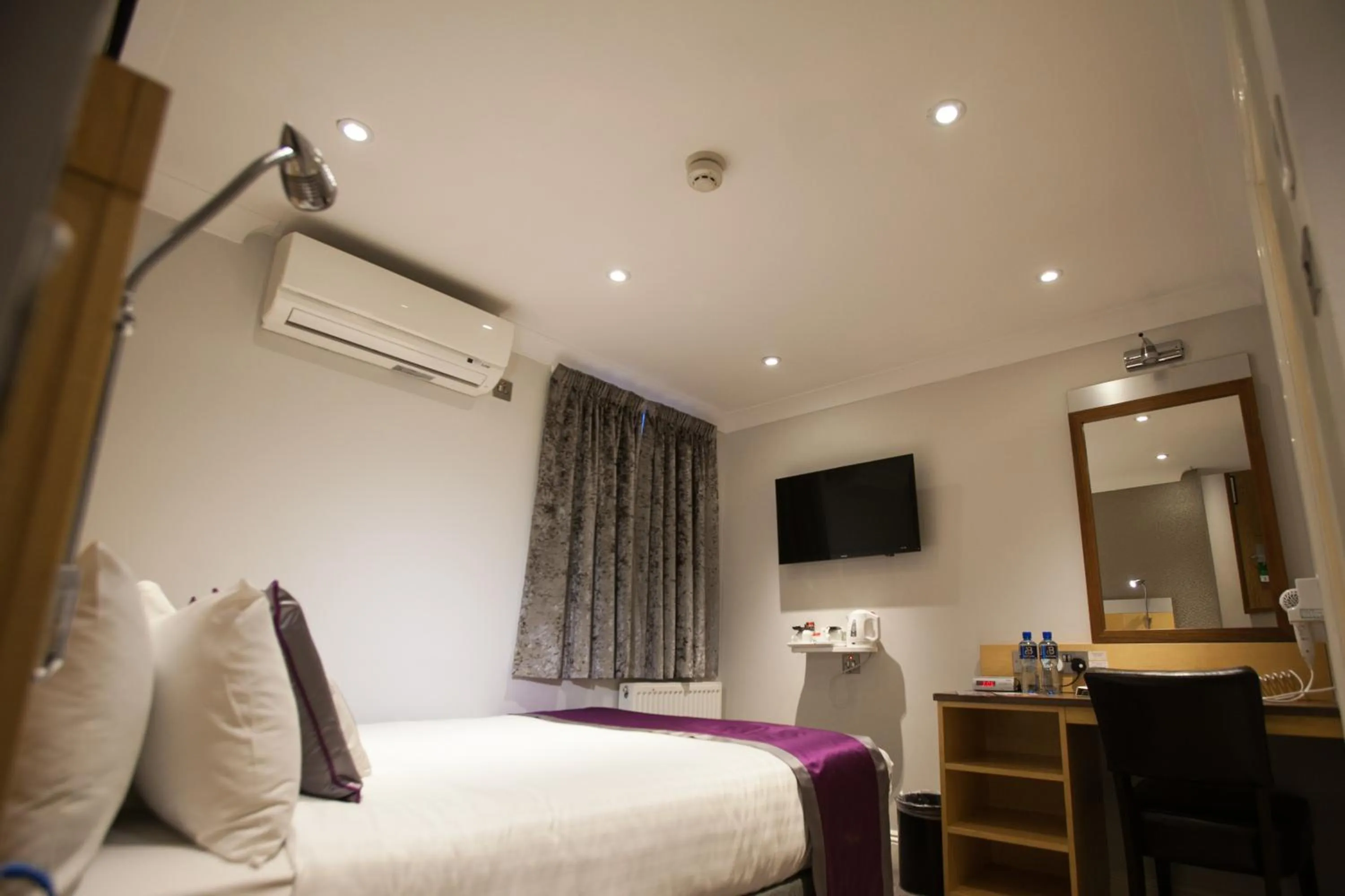 Bed in Best Western Victoria Palace