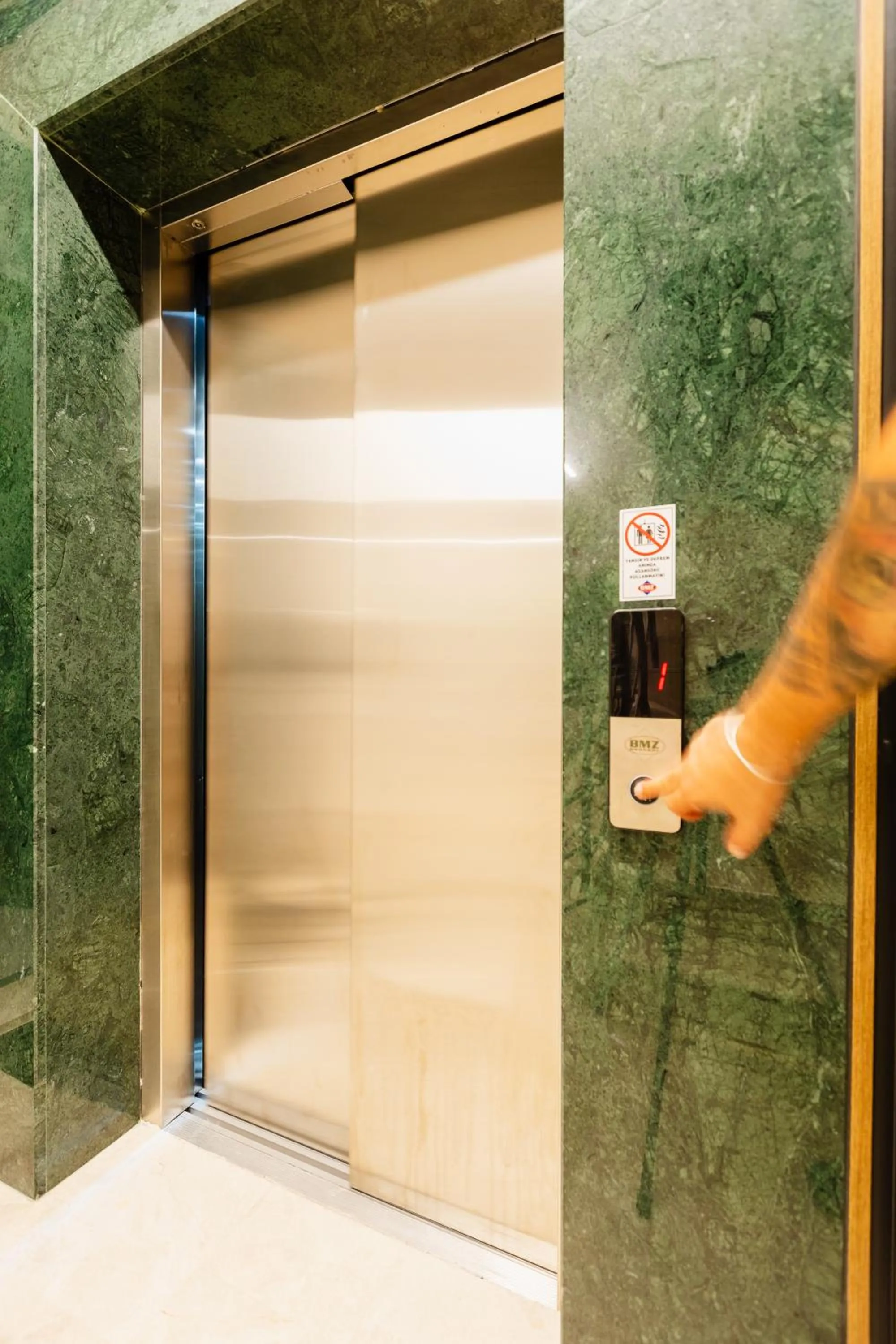 elevator in Los Suites