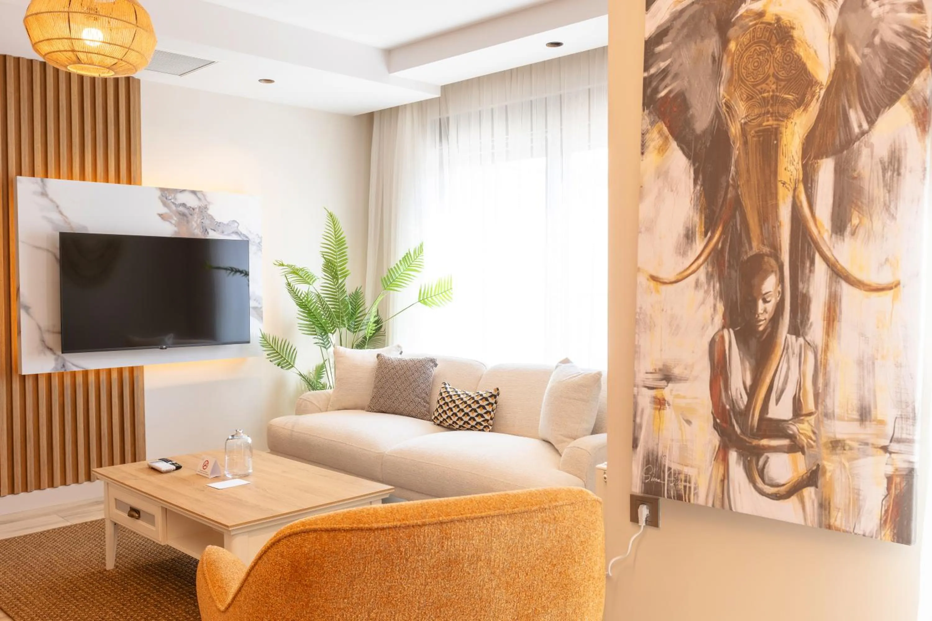 Communal lounge/ TV room in Los Suites