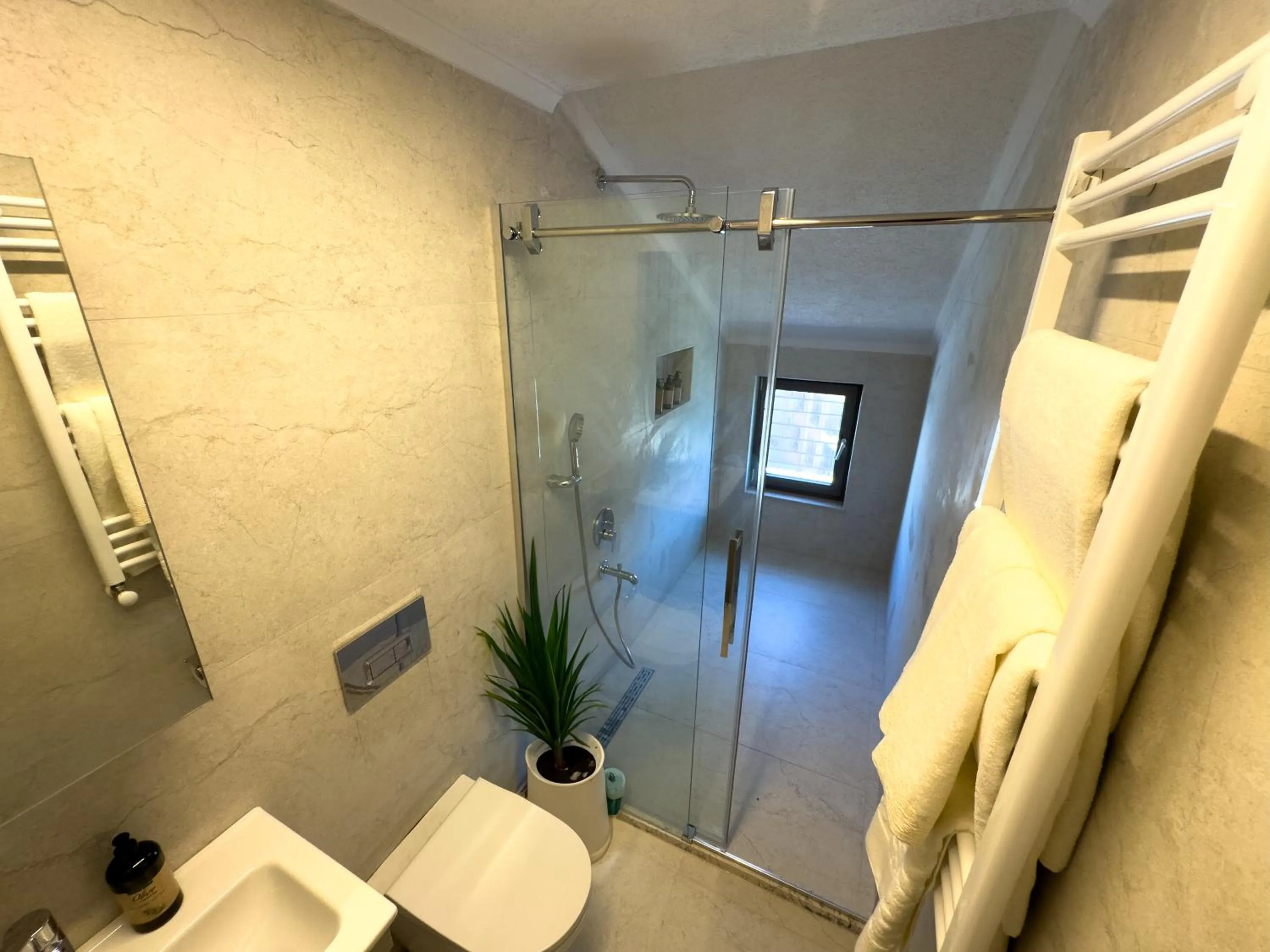 Shower in Los Suites