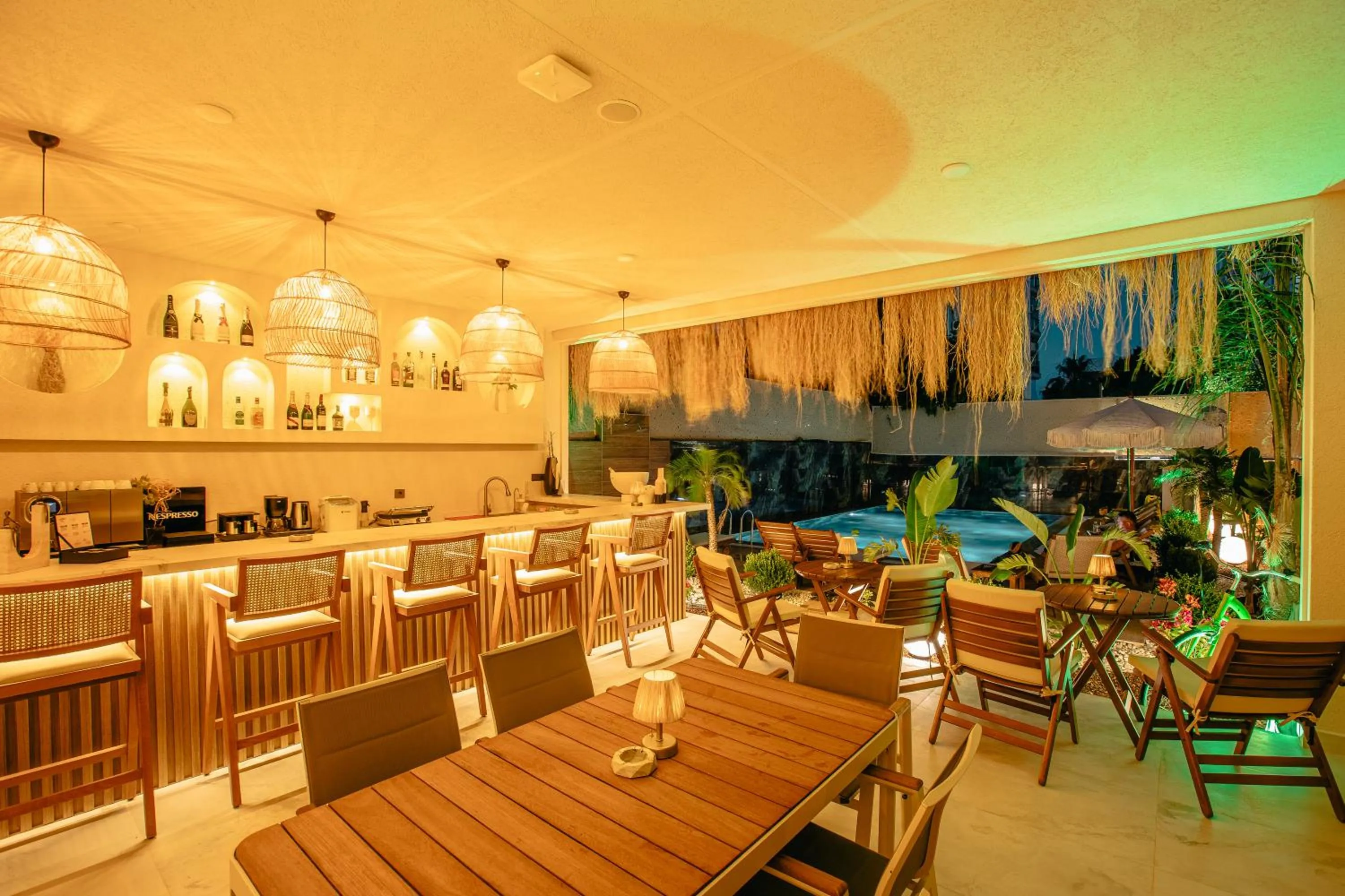 Restaurant/places to eat in Los Suites