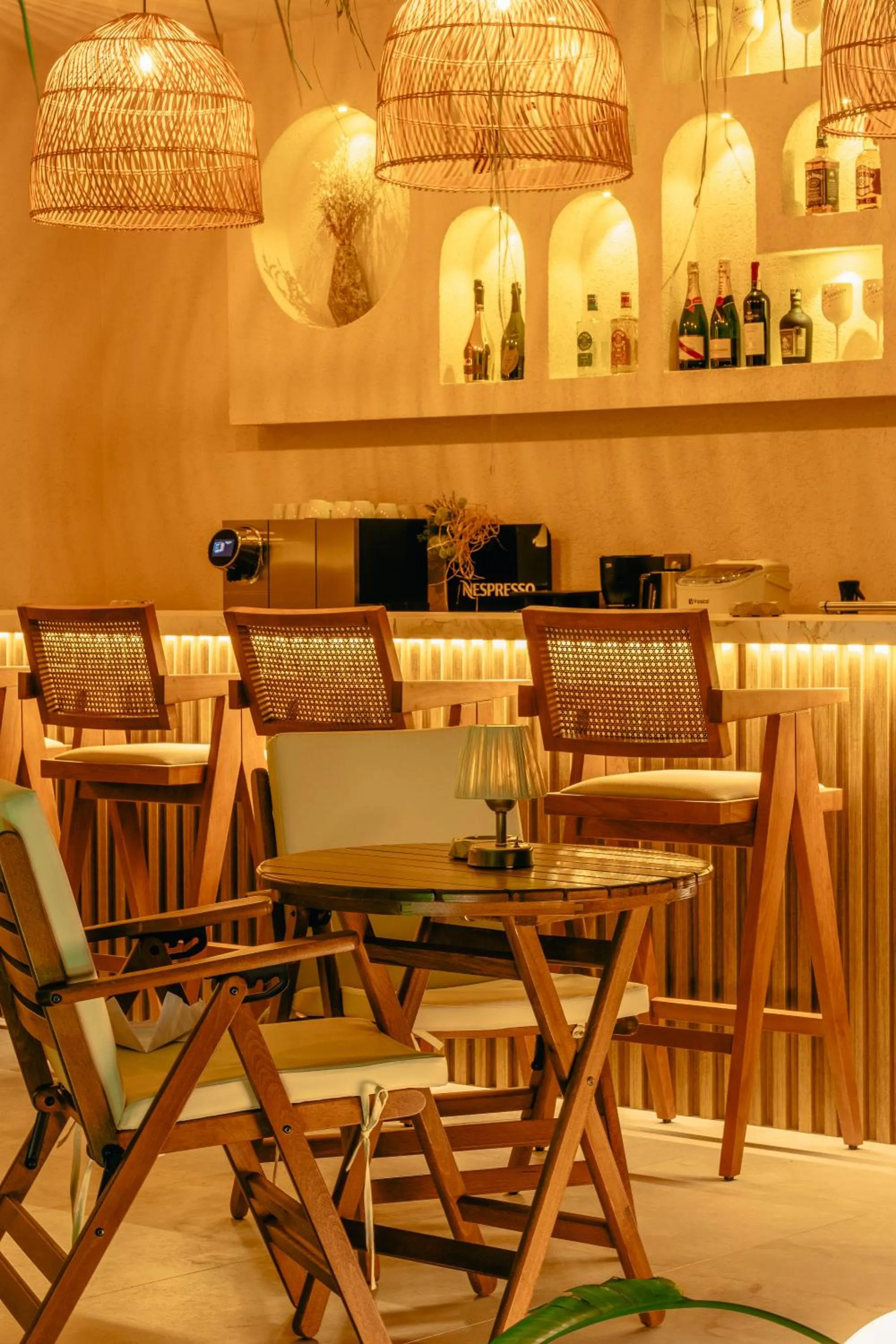 Restaurant/places to eat in Los Suites