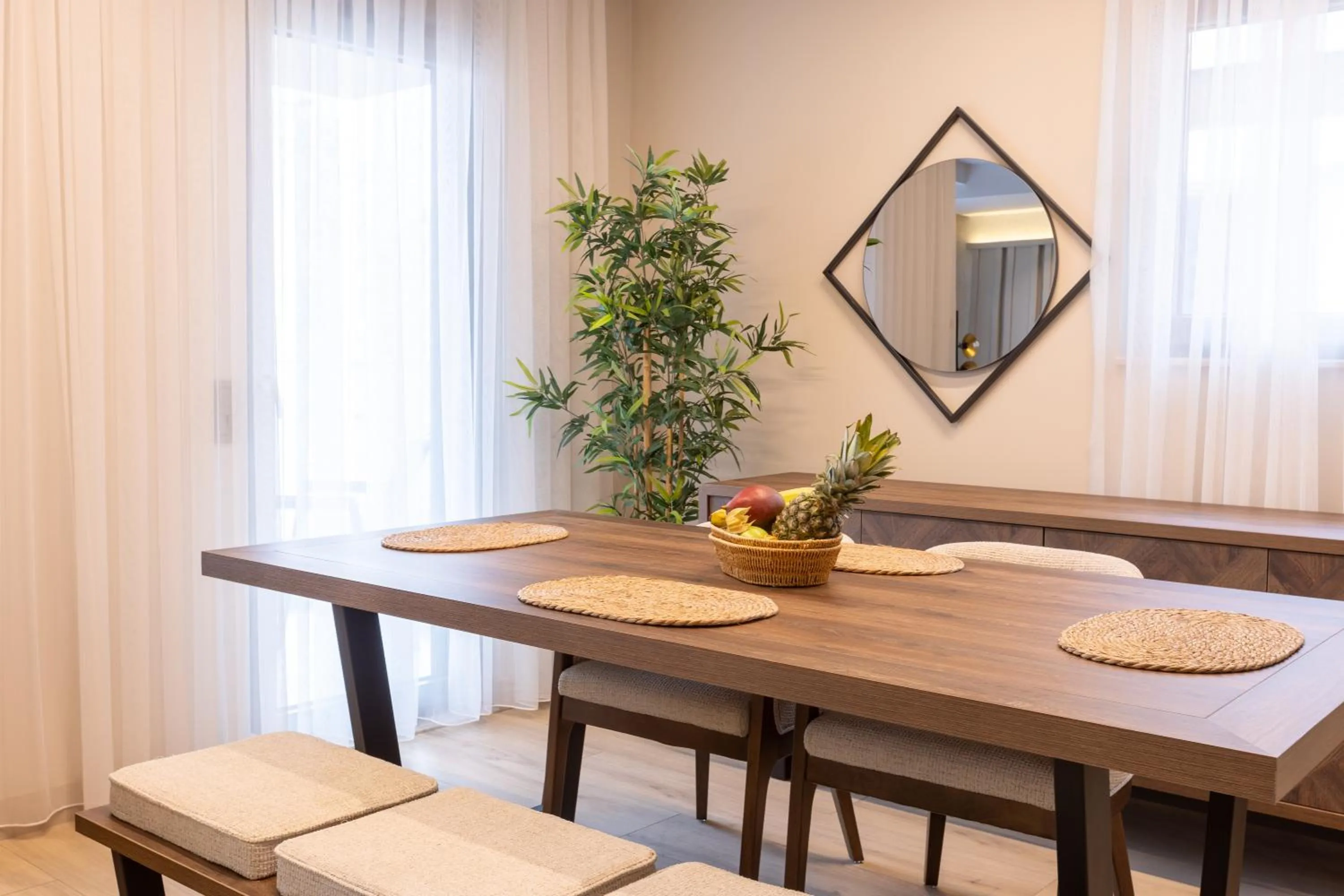 Dining area in Los Suites