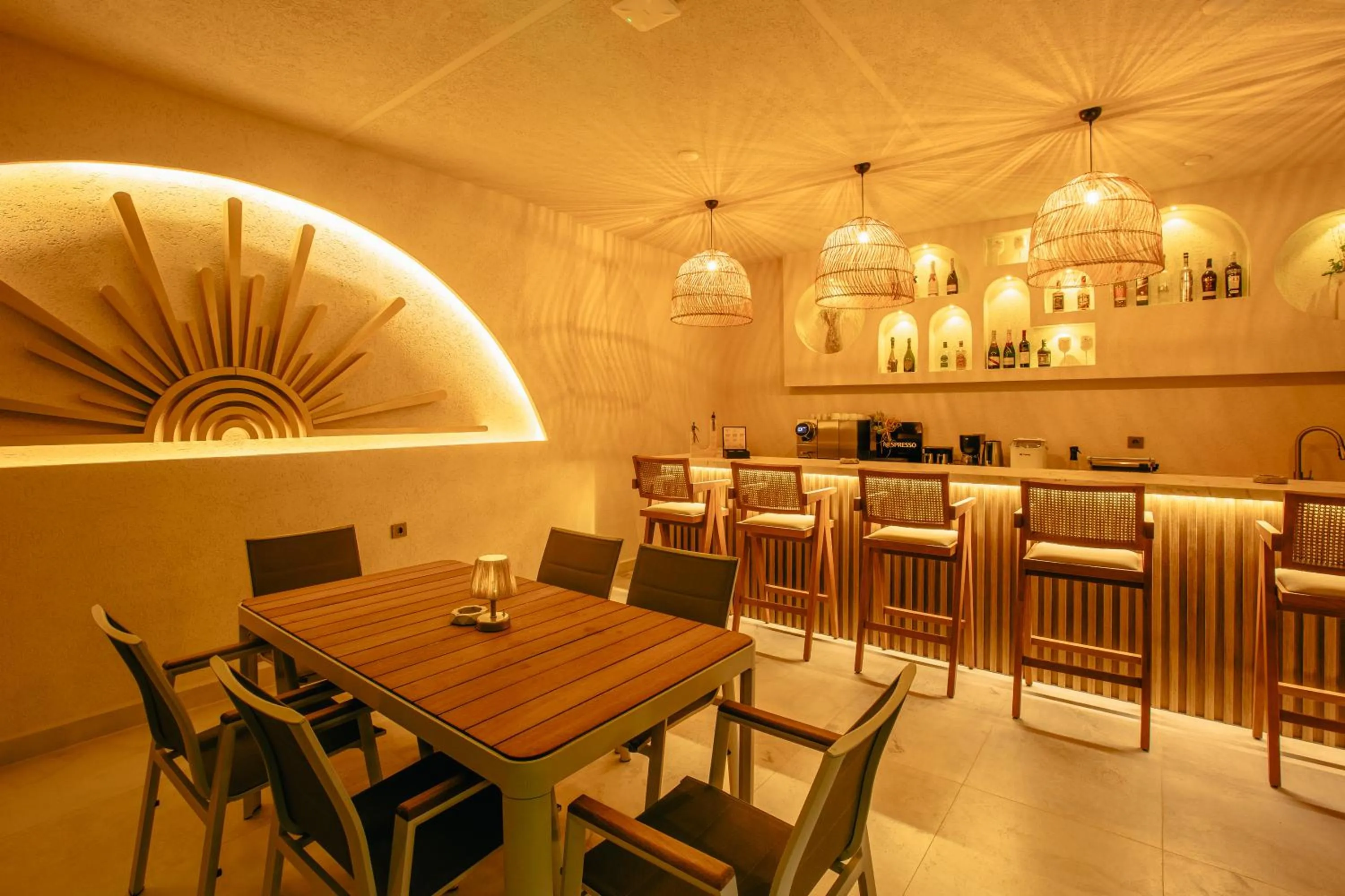 Restaurant/places to eat in Los Suites