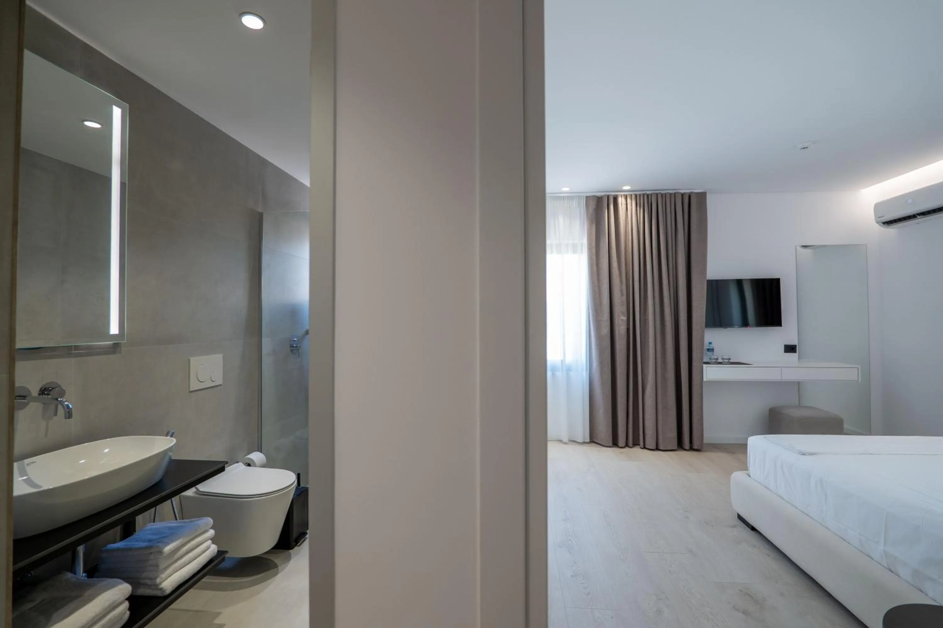 Bathroom, Bed in Arrei Hotel