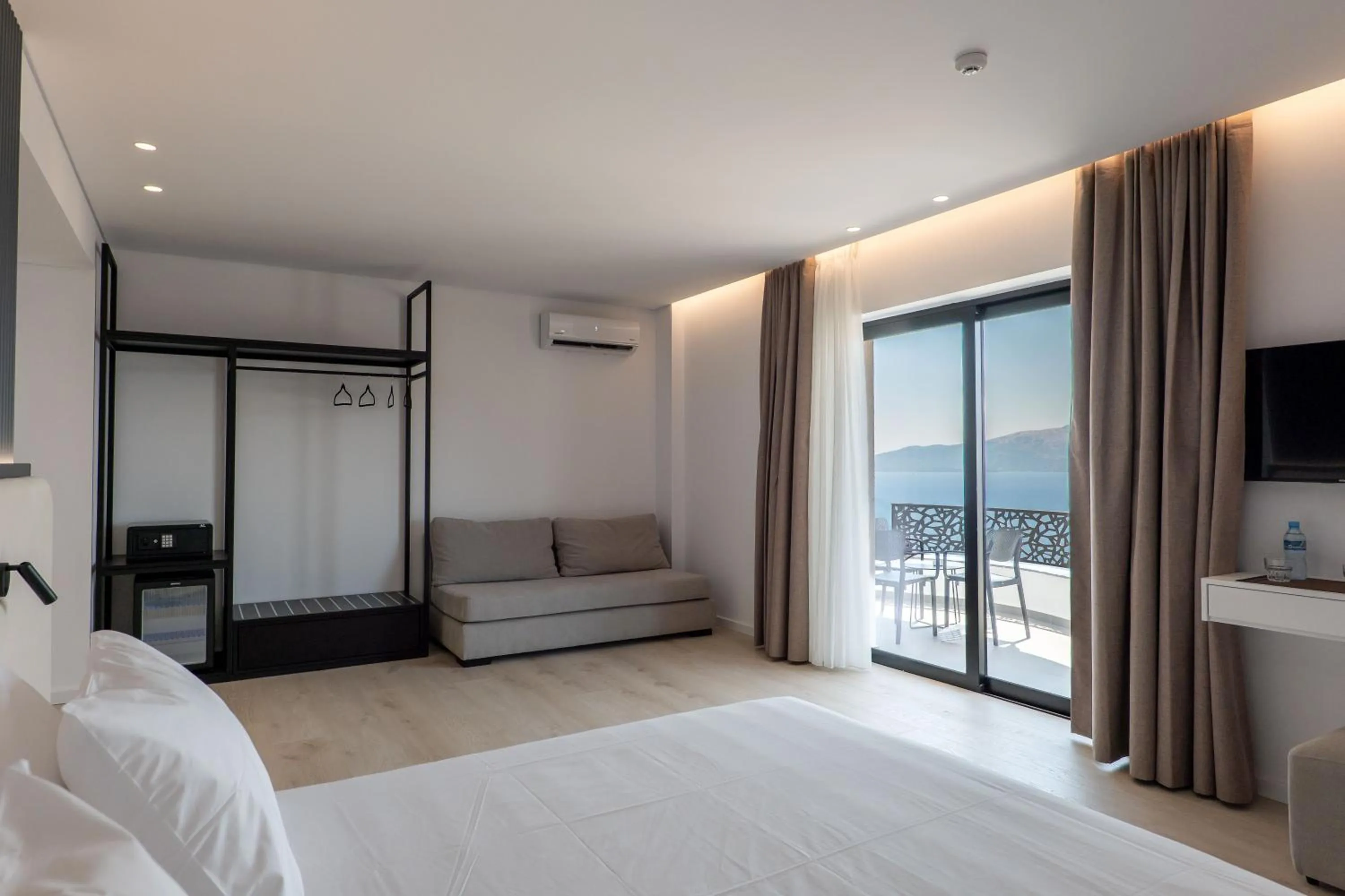 Photo of the whole room, Bed in Arrei Hotel