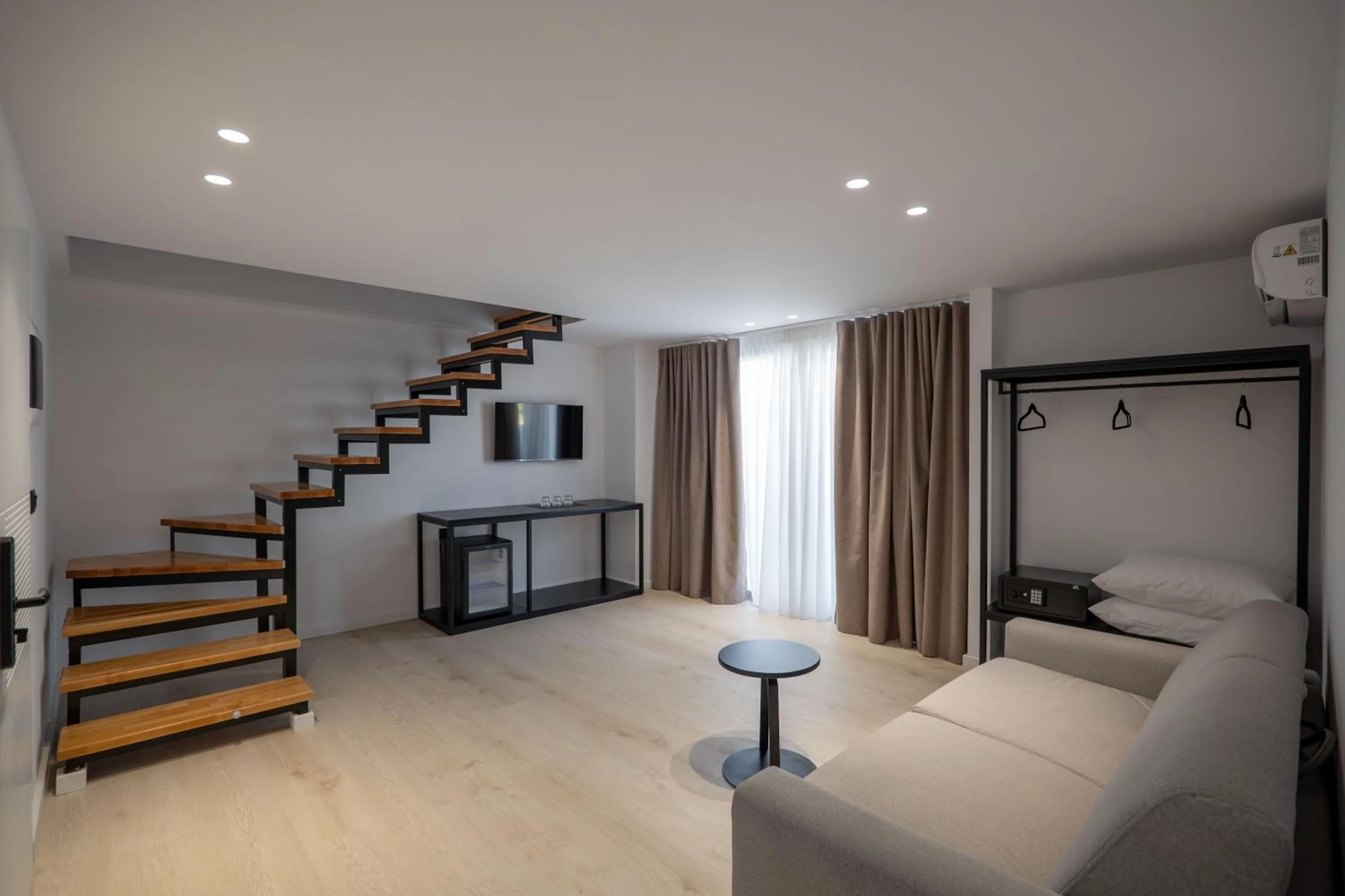 Living room, Bed in Arrei Hotel