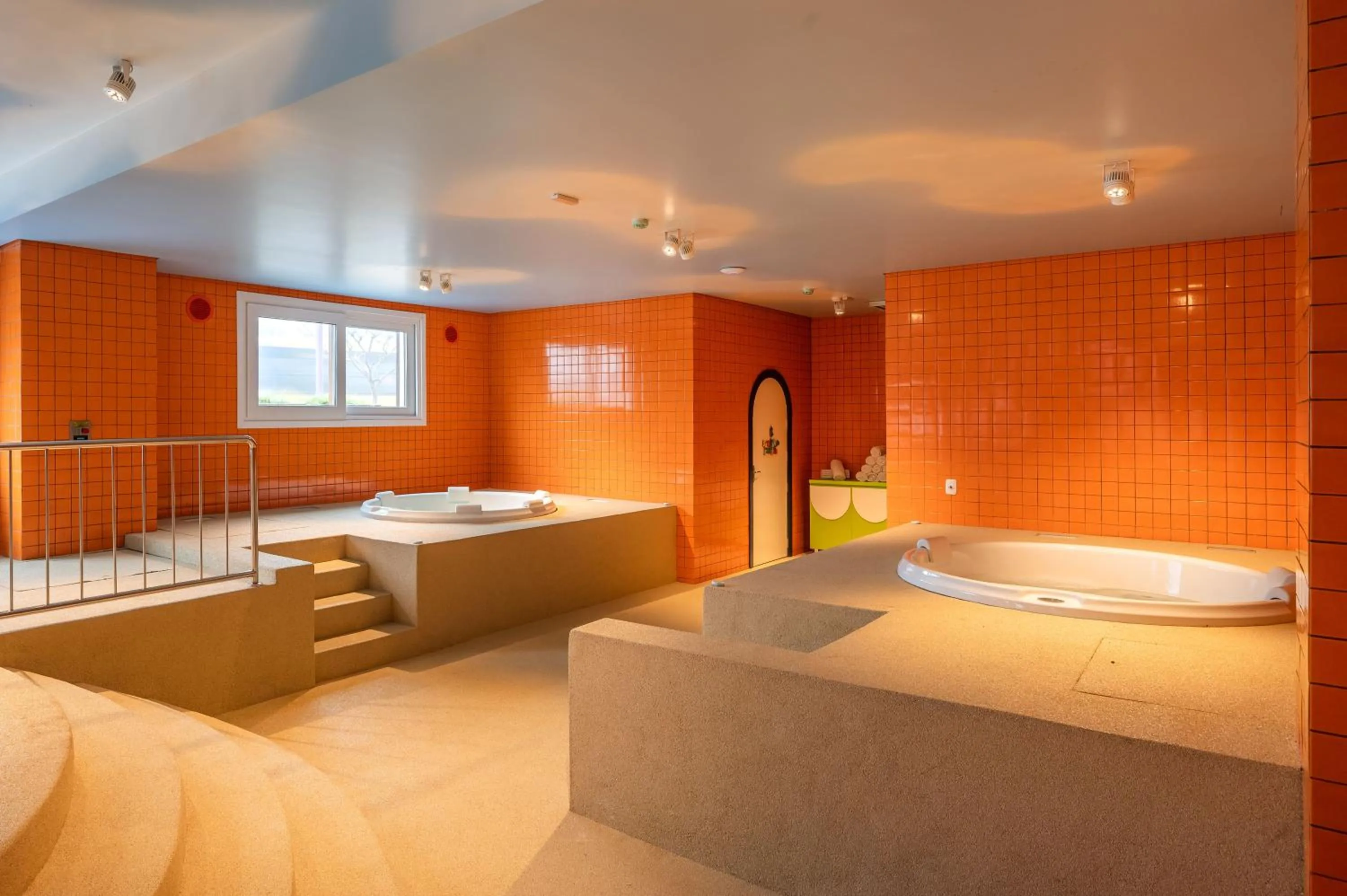 Swimming pool, Bed in Mundo Criamigos Hotel Gramado