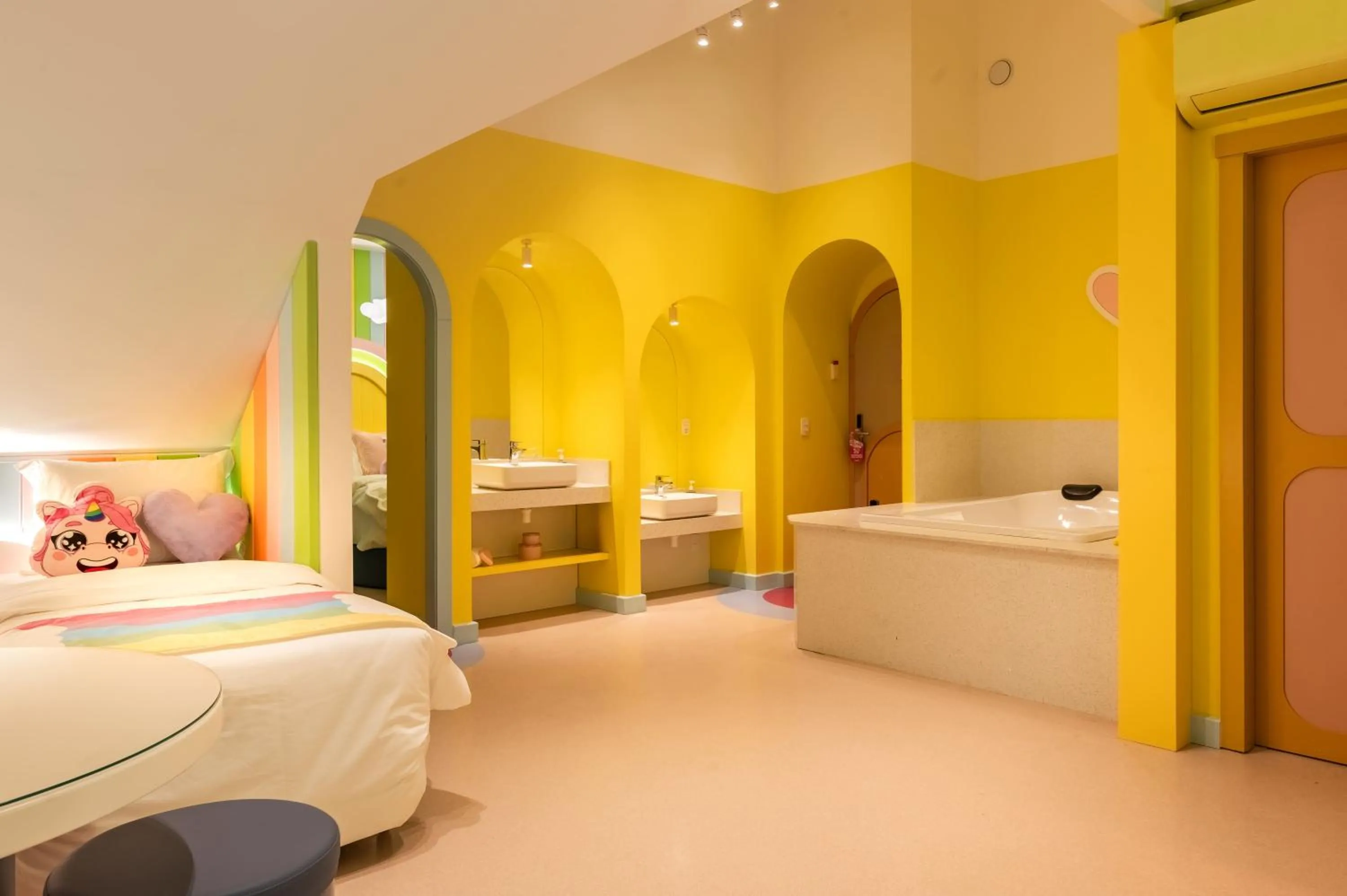 Photo of the whole room, Bed in Mundo Criamigos Hotel Gramado