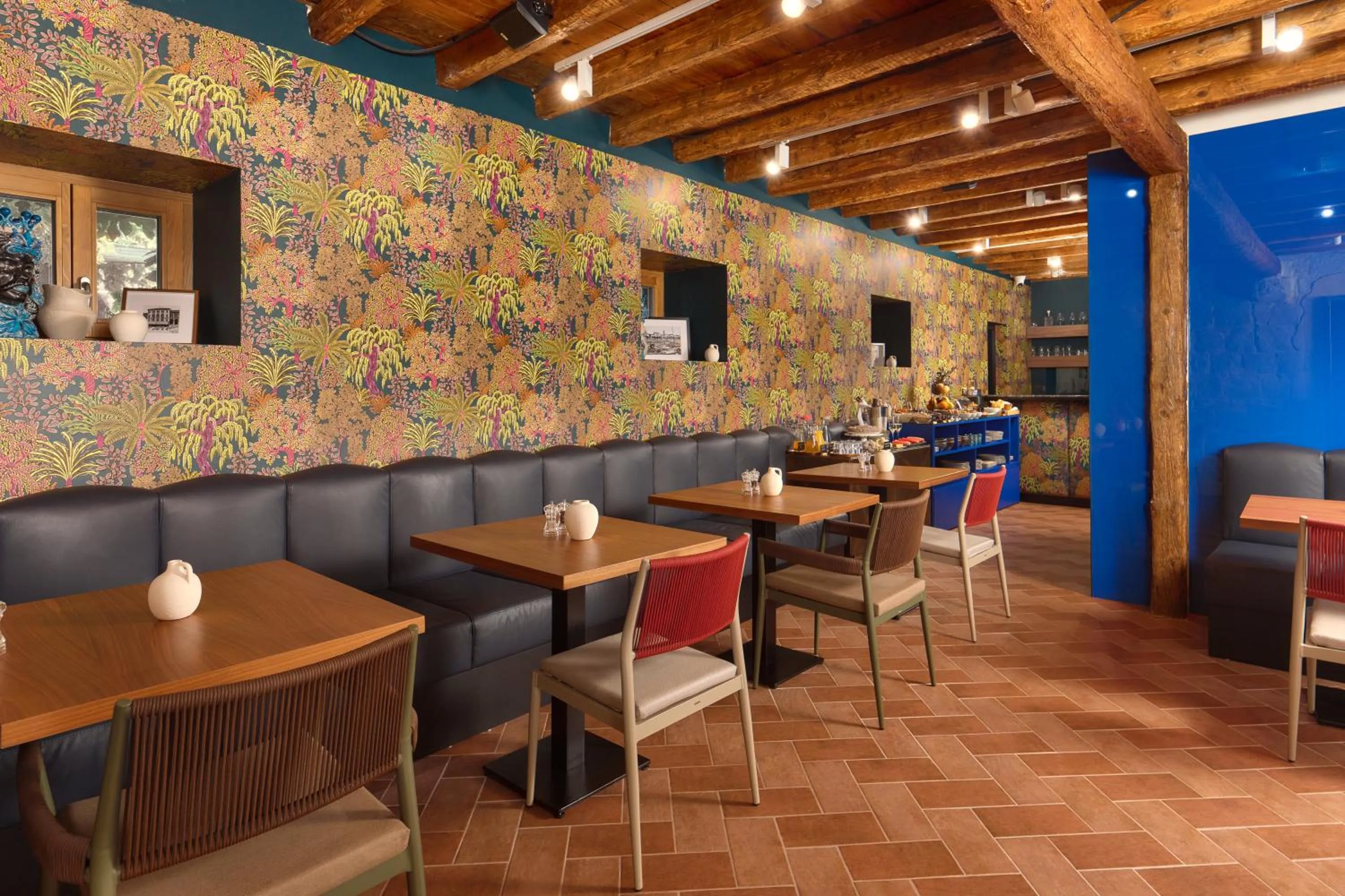 Restaurant/places to eat in Central Heritage Hotel