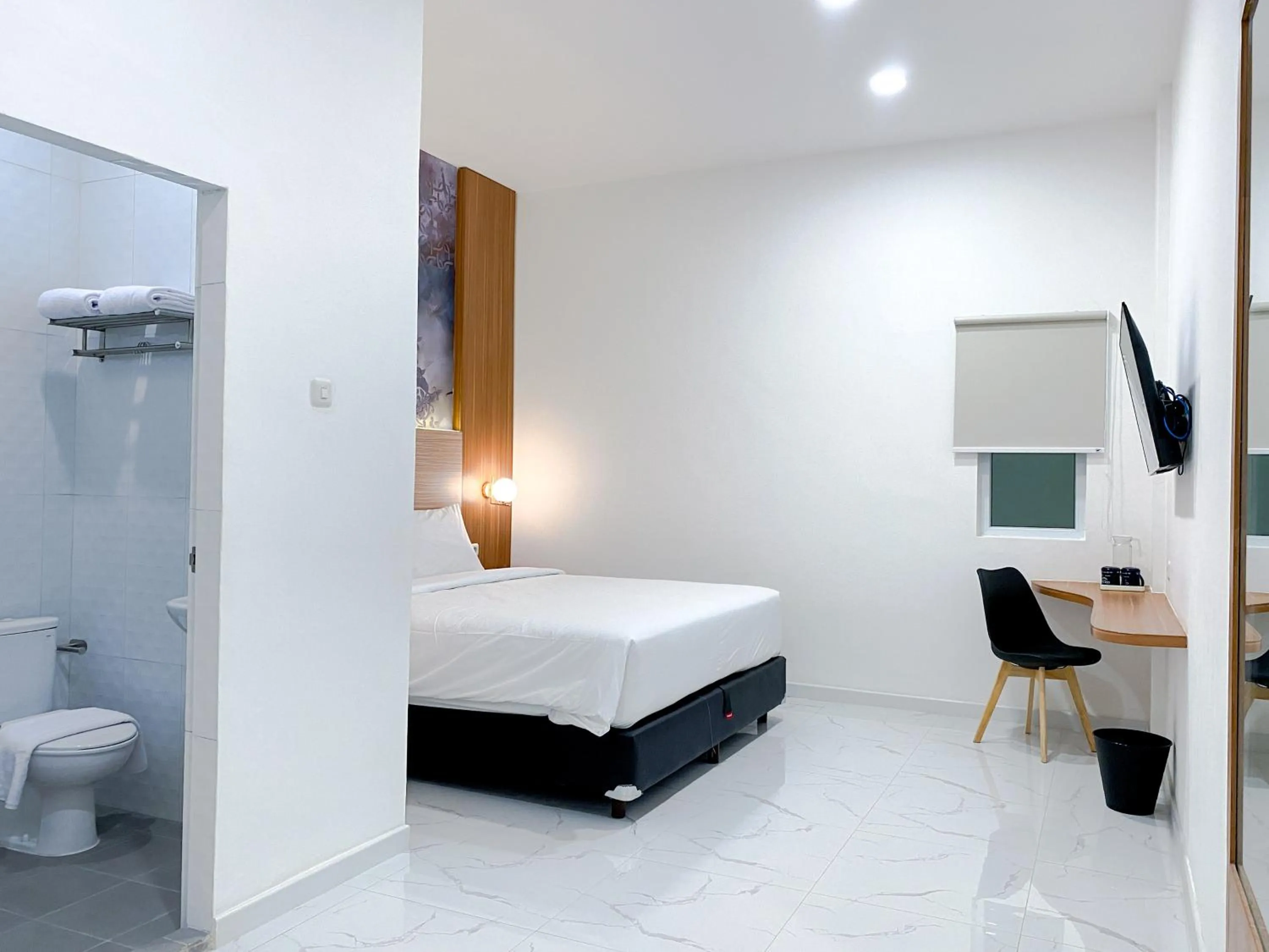 Shower, Bed in Cordex Hotel Marelan Medan