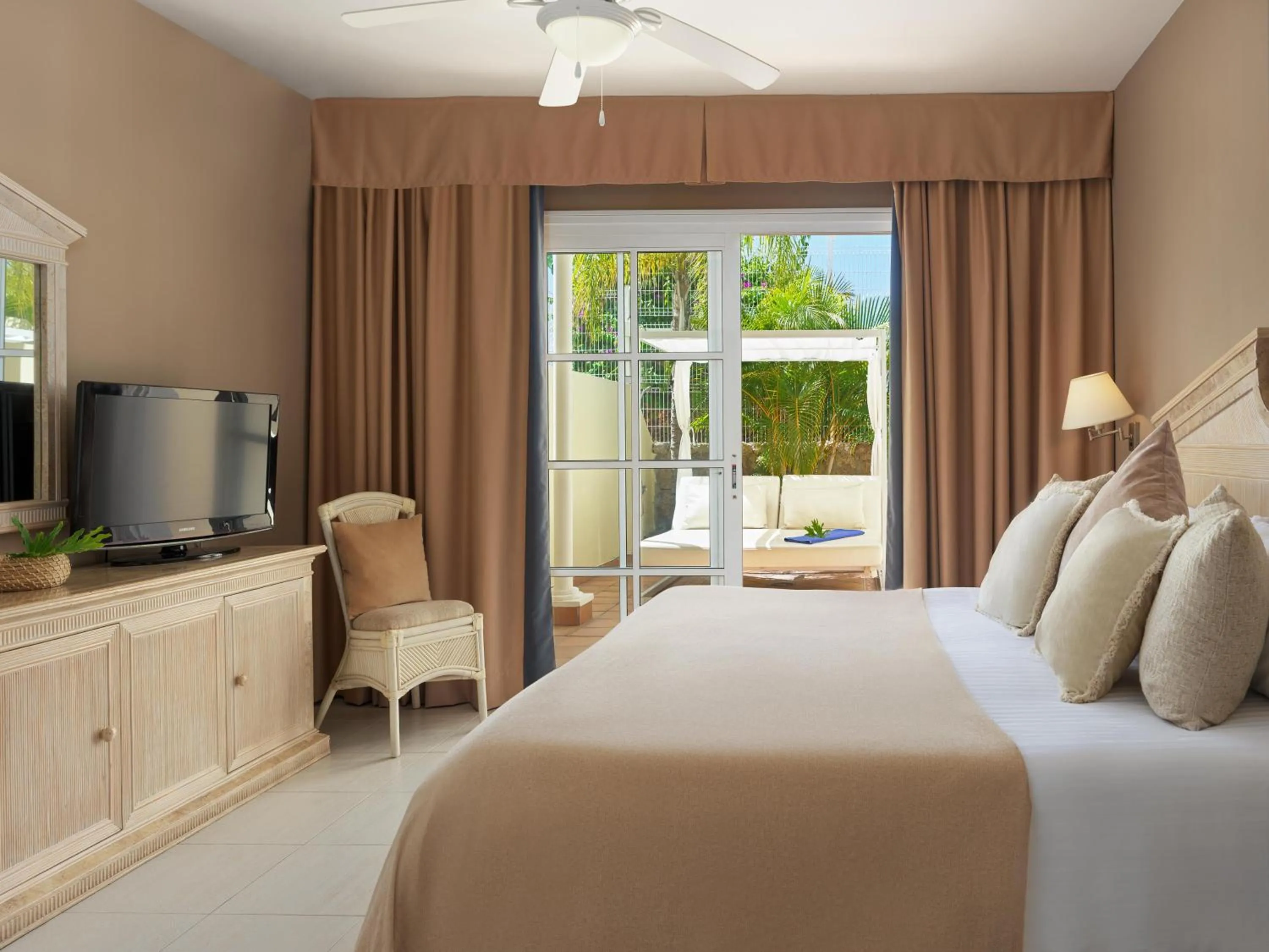 Photo of the whole room, Bed in Gran Oasis Resort