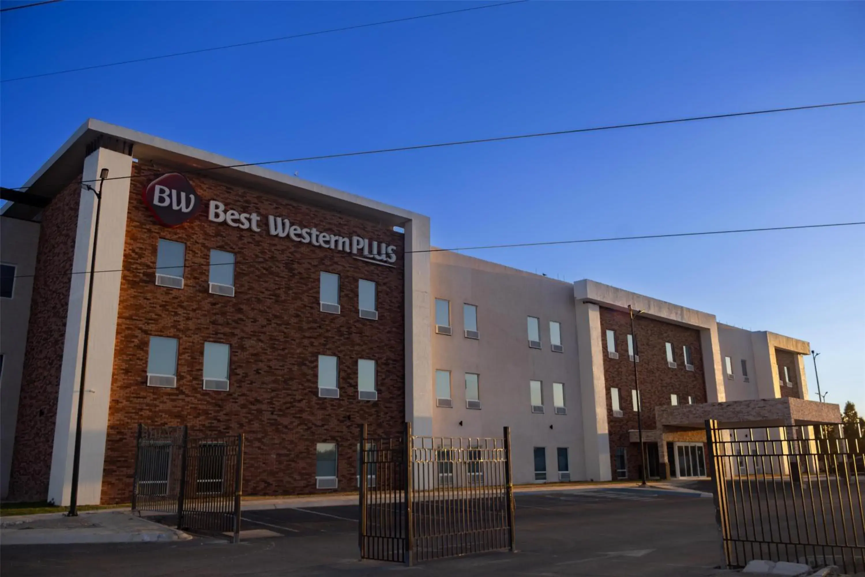 Property building in Best Western Plus Sacramento Property building in Best Western Plus Sacramento