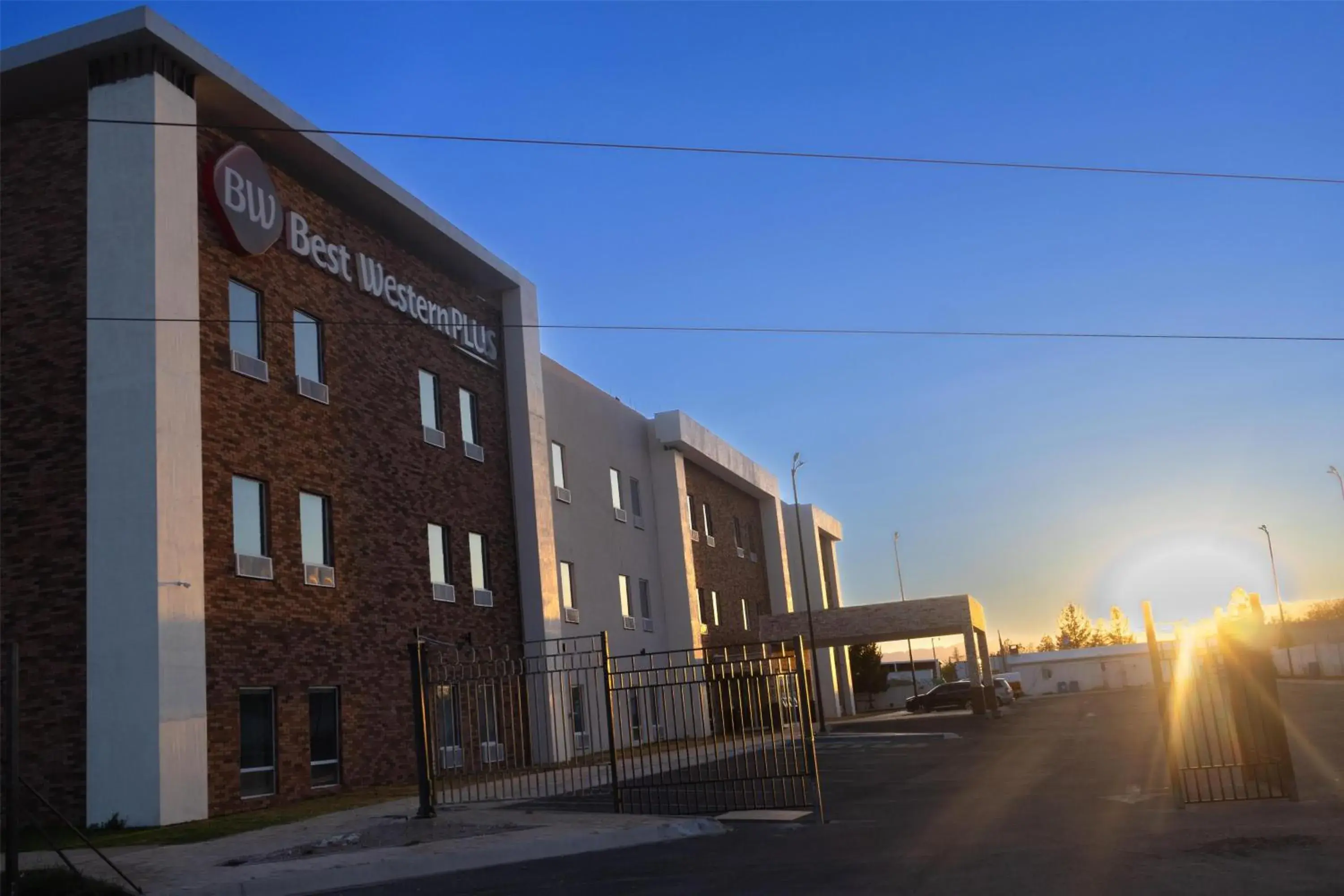 Property building in Best Western Plus Sacramento Property building in Best Western Plus Sacramento