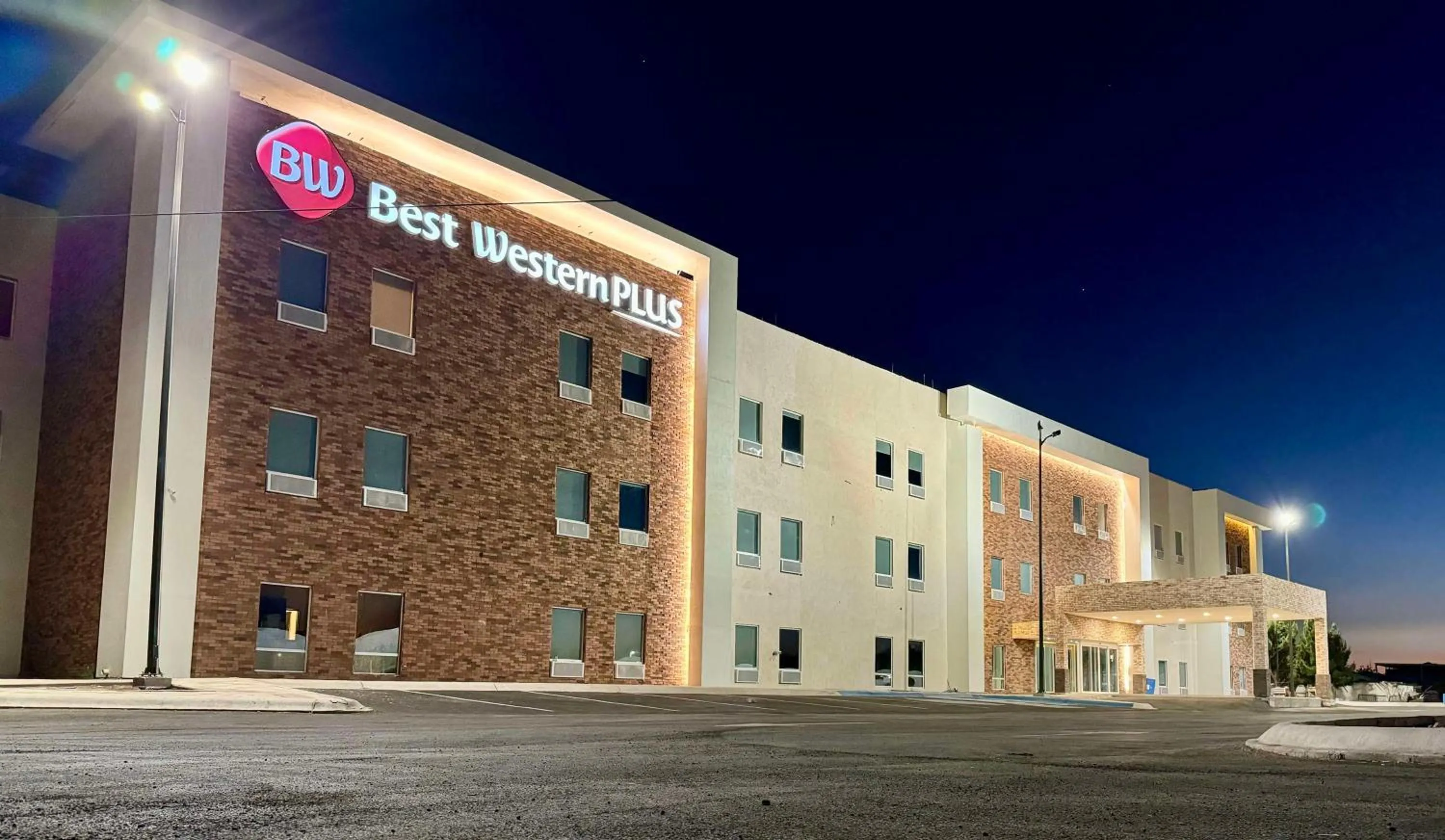 Property building in Best Western Plus Sacramento