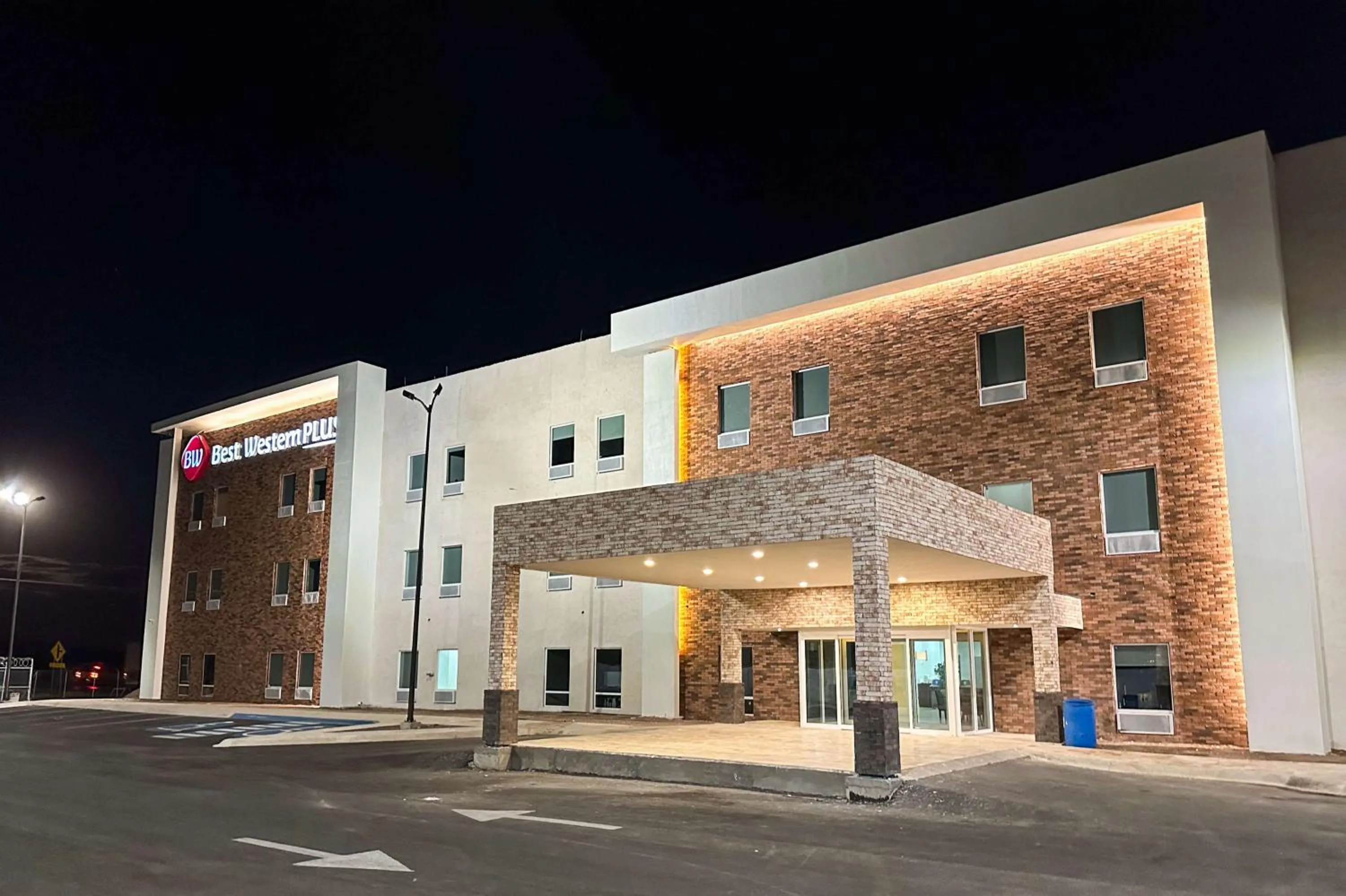 Property building in Best Western Plus Sacramento