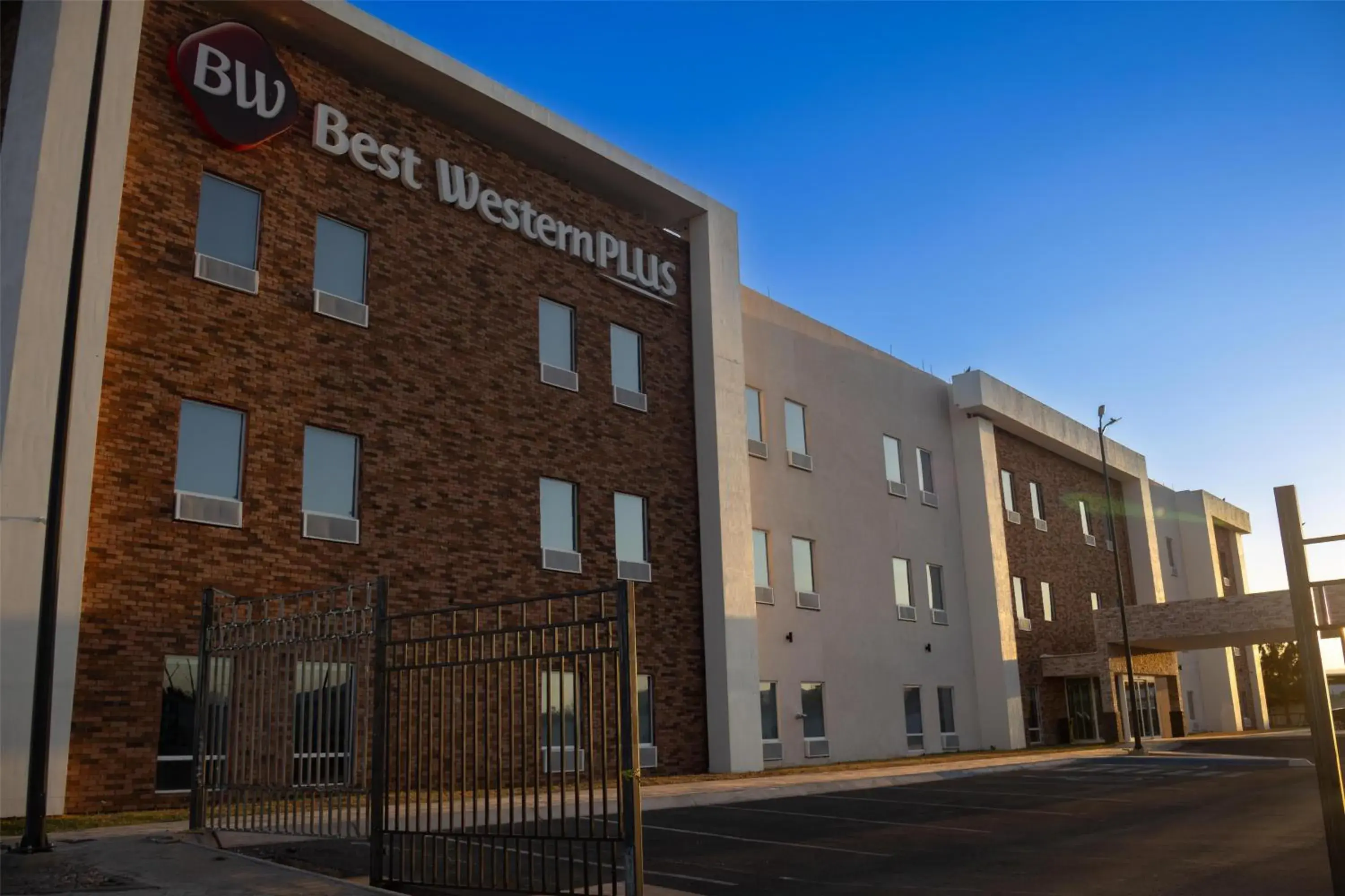 Property building in Best Western Plus Sacramento Property building in Best Western Plus Sacramento