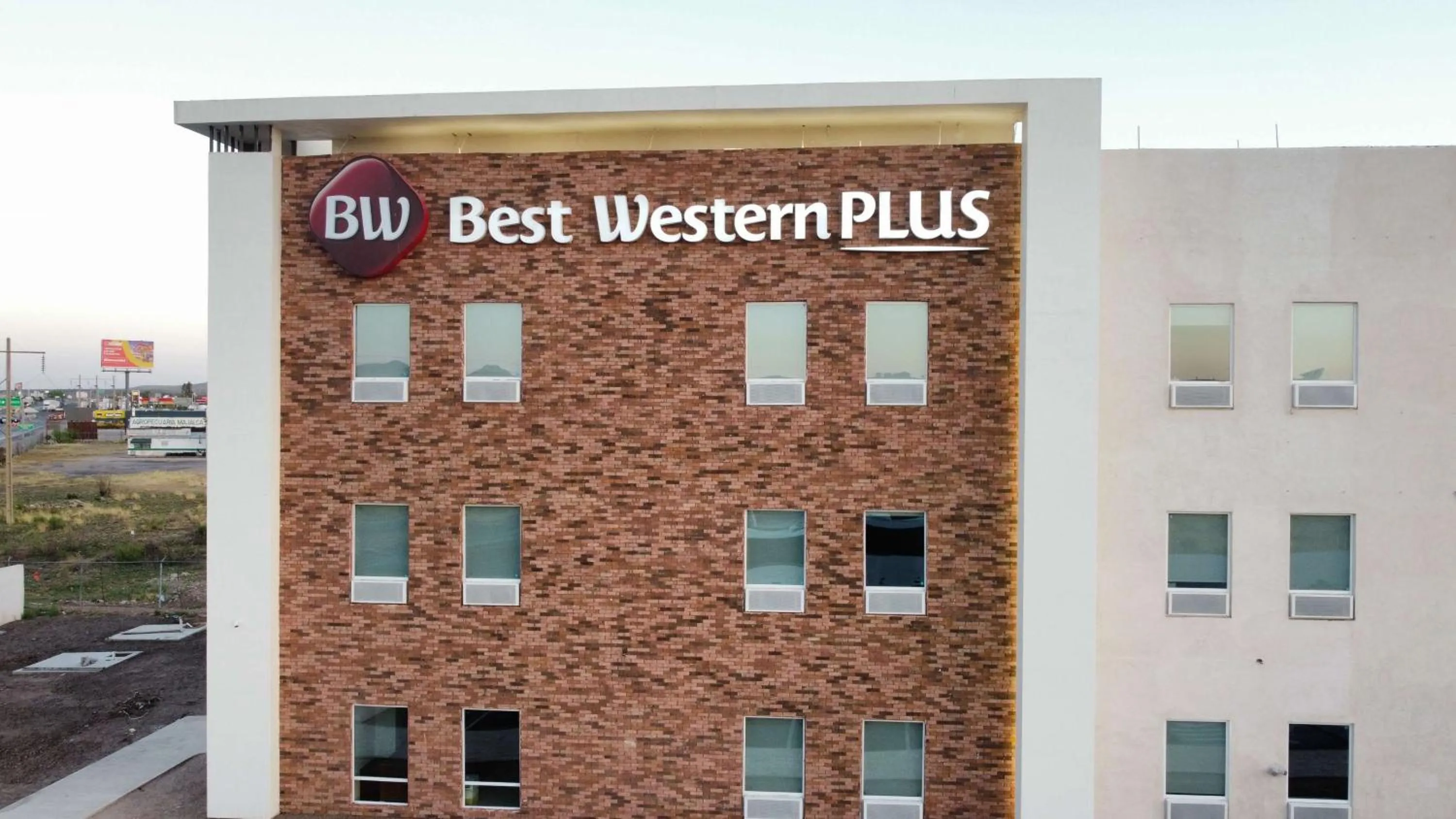 Property building in Best Western Plus Sacramento