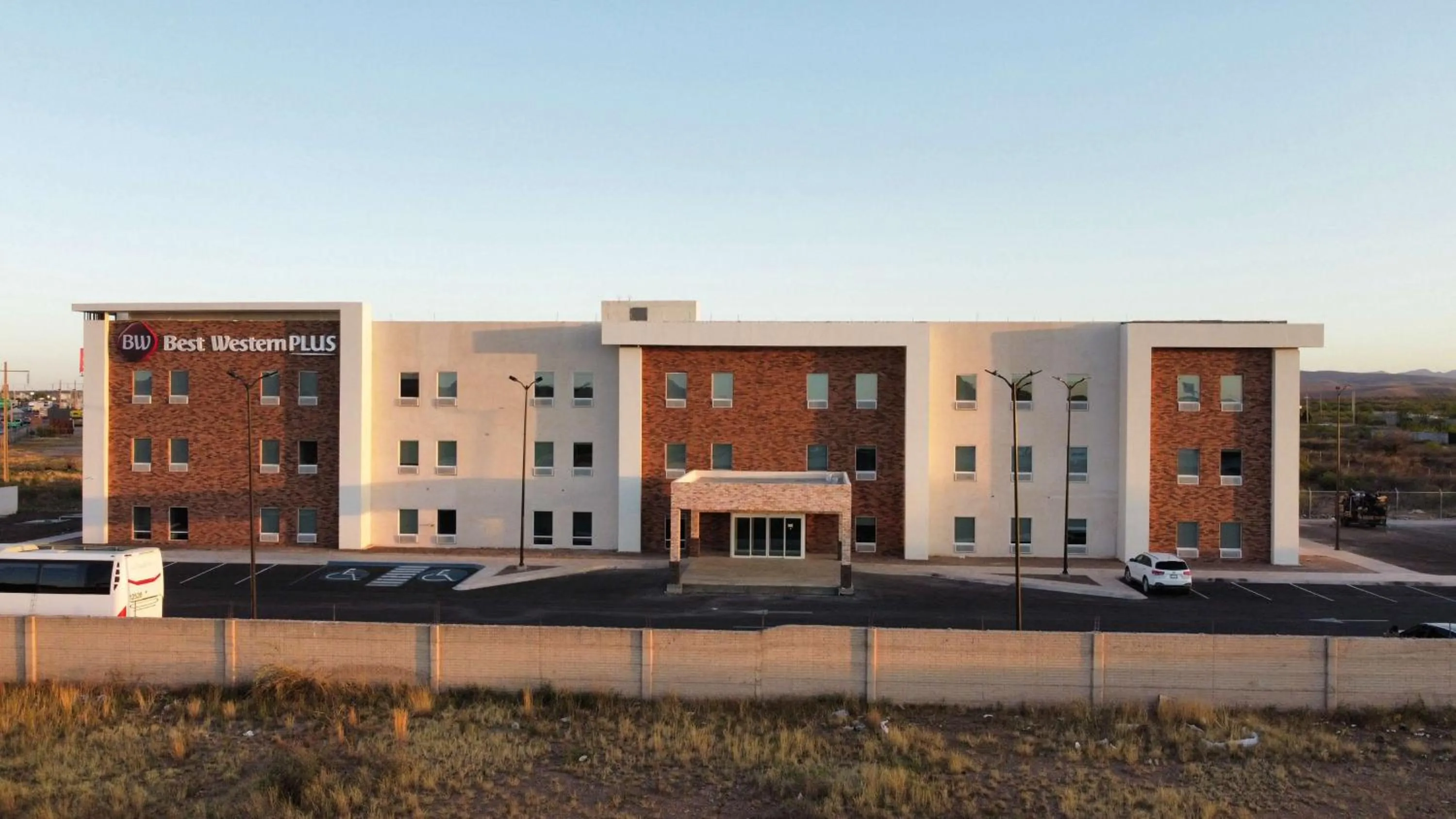 Property building in Best Western Plus Sacramento