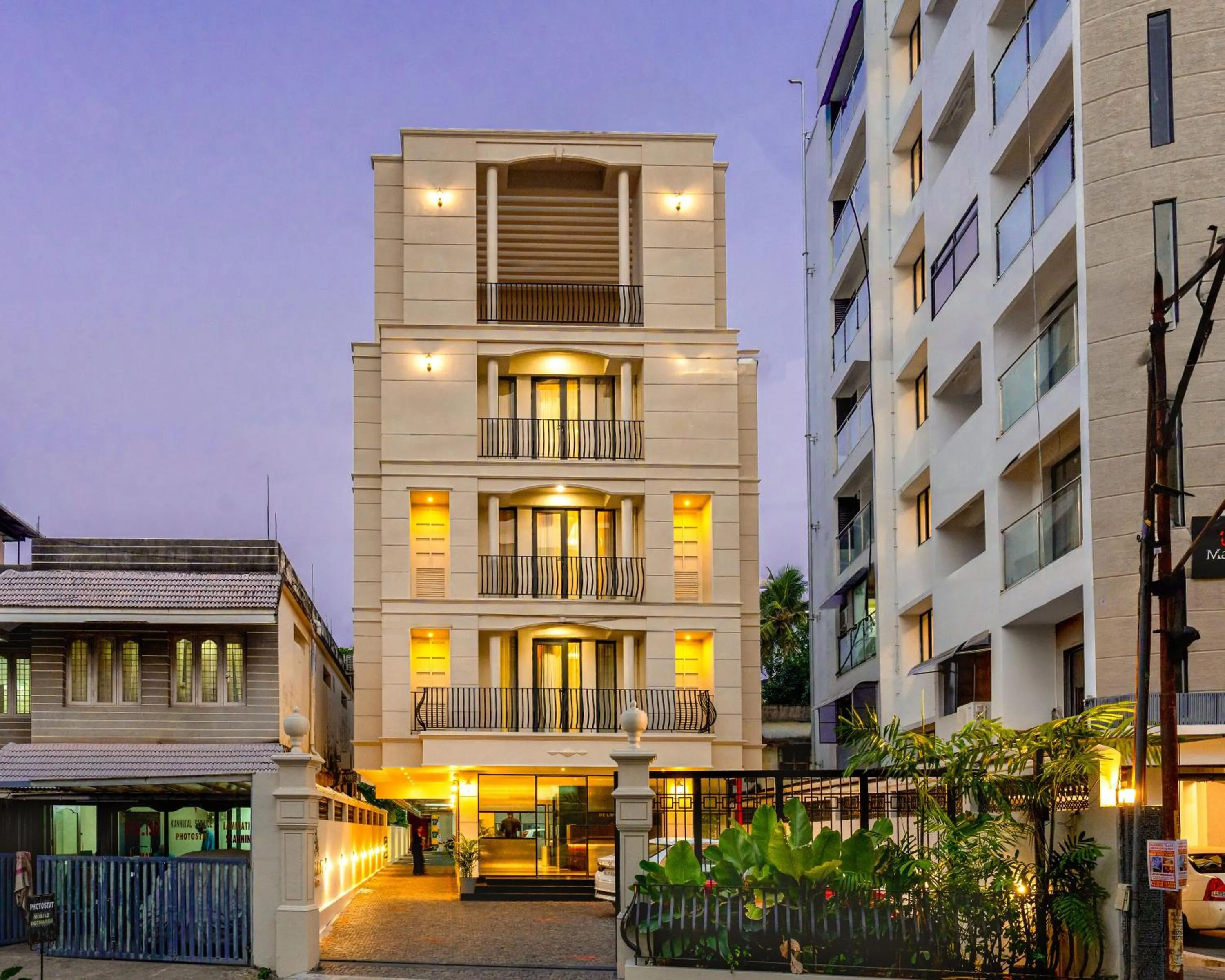 Saravana Grand Suites - A Unit of Saravana Bhavan Veg Tables Kochi