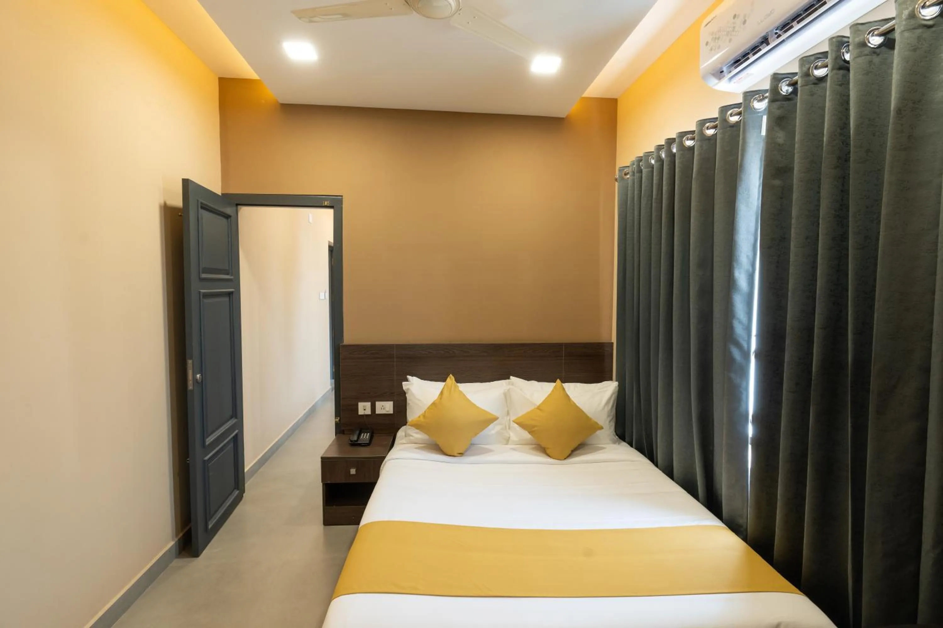 Deluxe Room - single occupancy in Saravana Grand Suites - A Unit of Saravana Bhavan Veg Tables Kochi