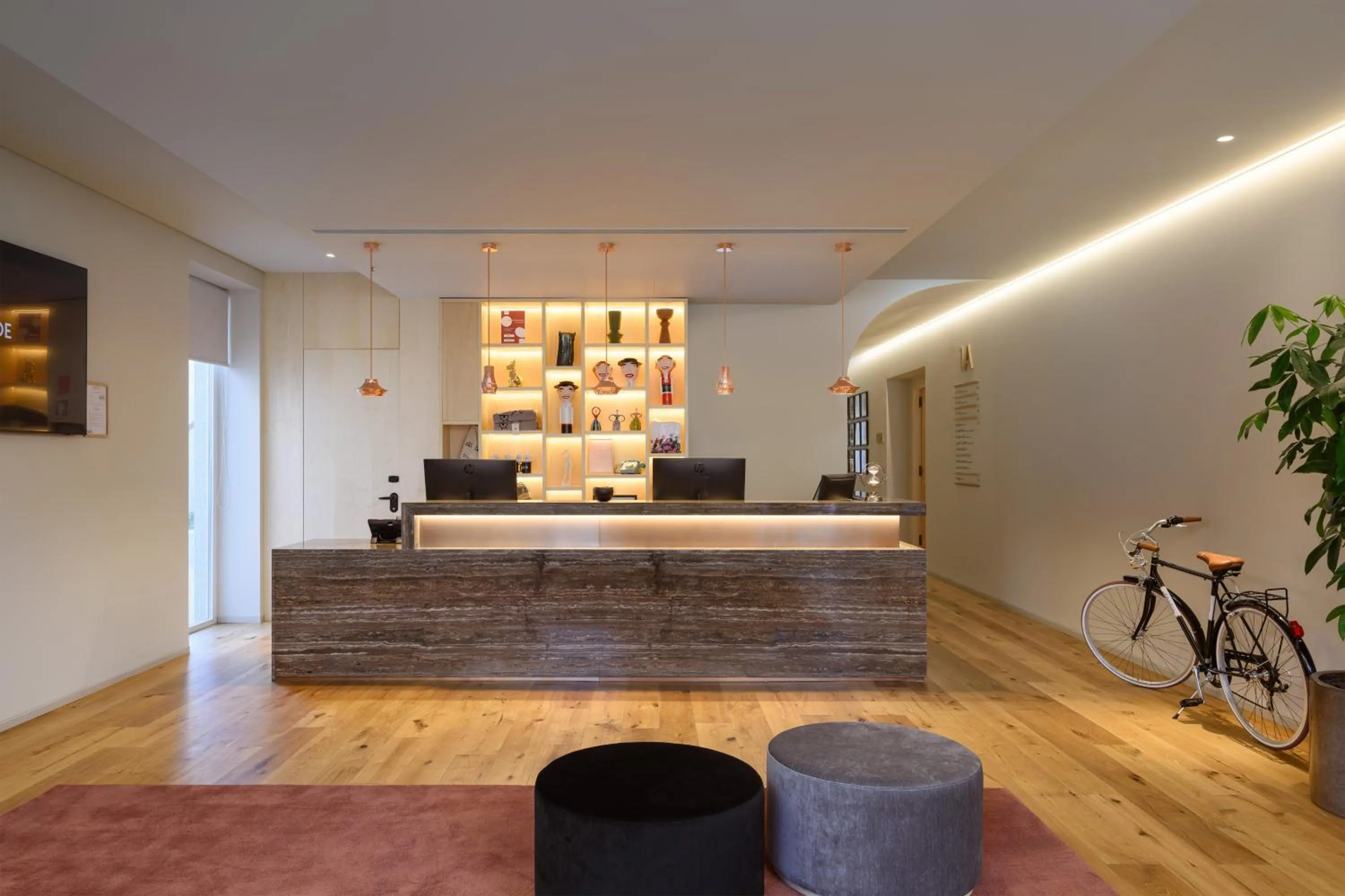 Lobby or reception in INNSiDE by Meliá Braga Centro