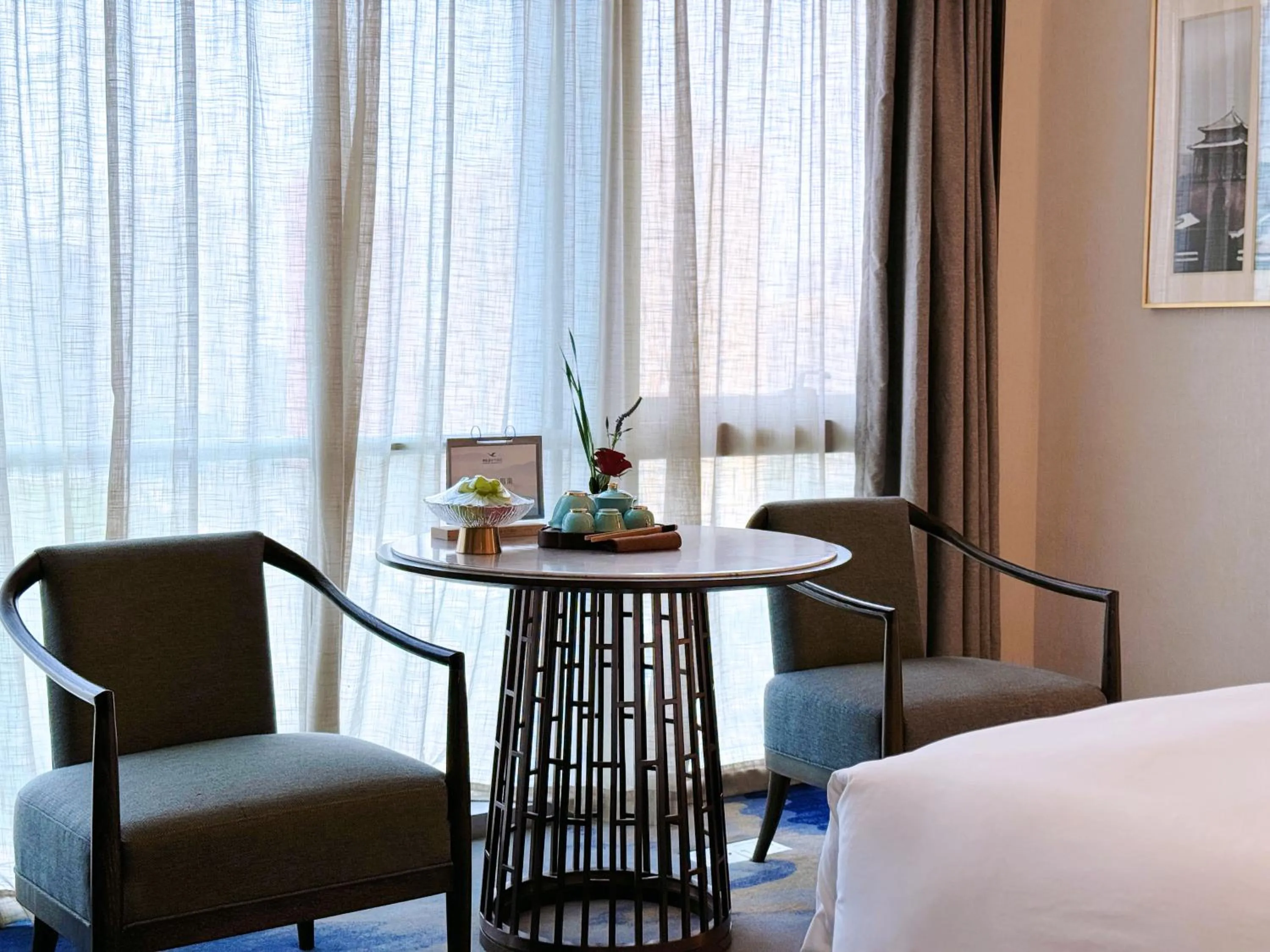 Dining area, Bed in Beijing Xiamenair Jianianhua Hotel