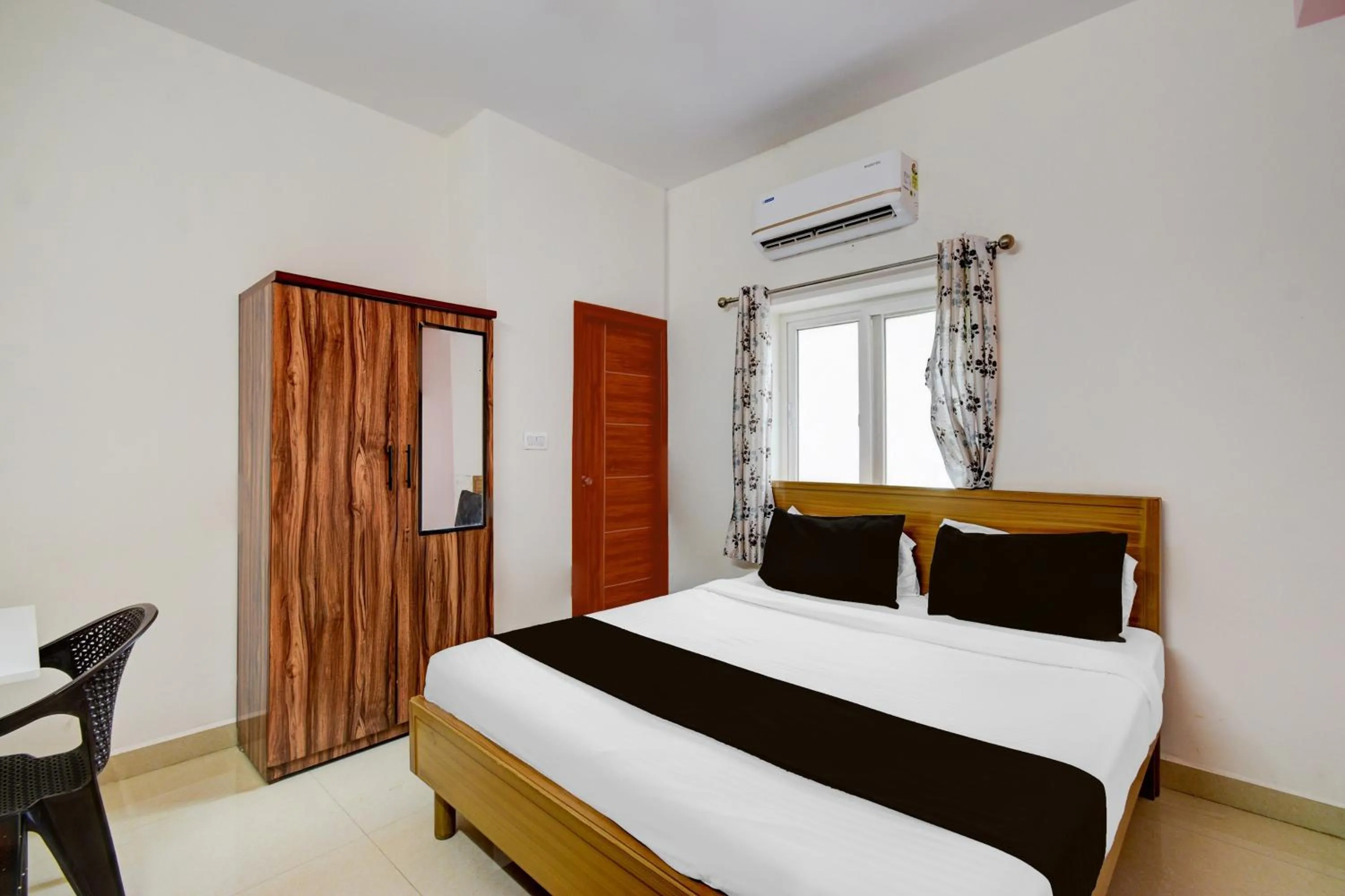 Bedroom, Bed in Super Collection O DLF CyberCity Hyderabad Formerly Key Suites