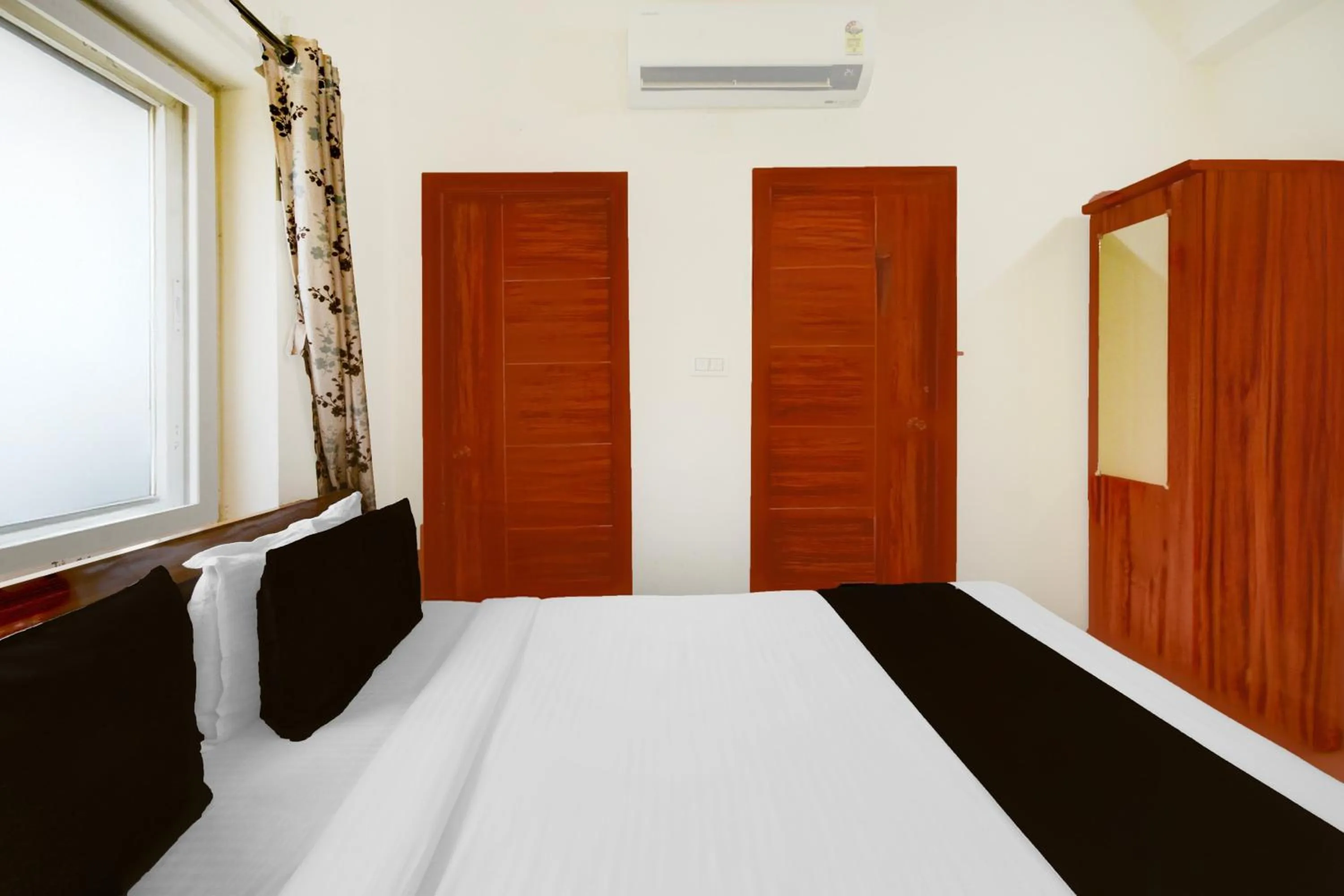 Bedroom, Bed in Super Collection O DLF CyberCity Hyderabad Formerly Key Suites