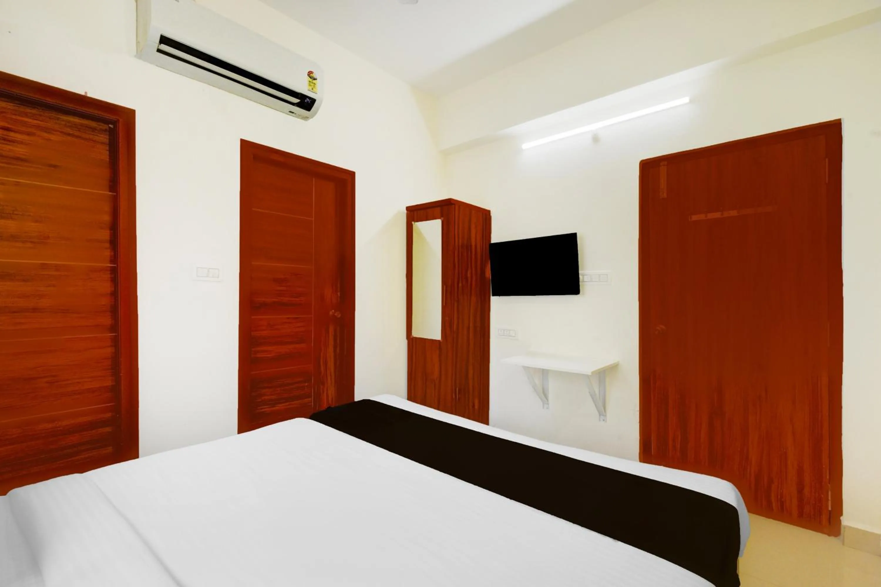 Bedroom, Bed in Super Collection O DLF CyberCity Hyderabad Formerly Key Suites