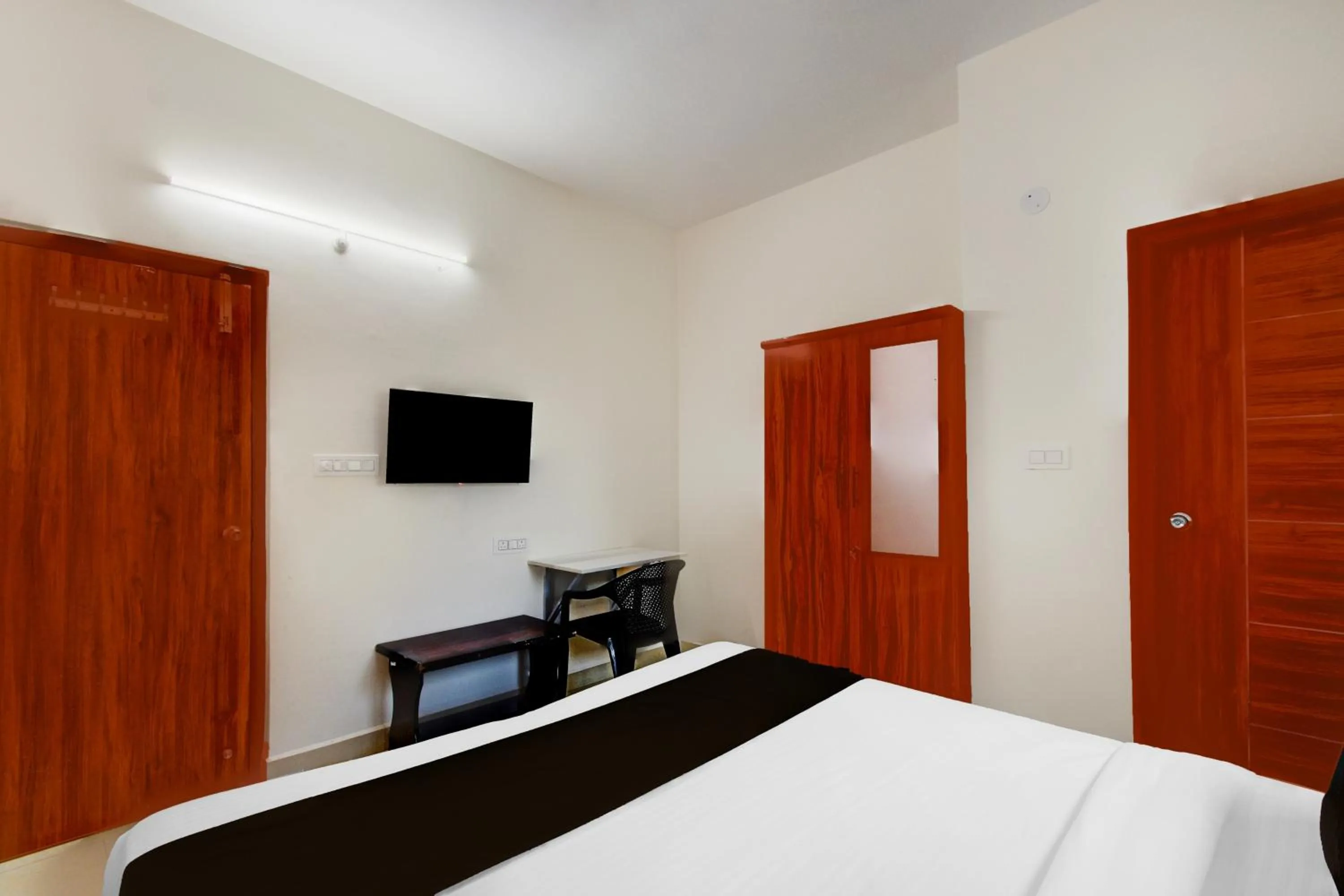 Bedroom, Bed in Super Collection O DLF CyberCity Hyderabad Formerly Key Suites